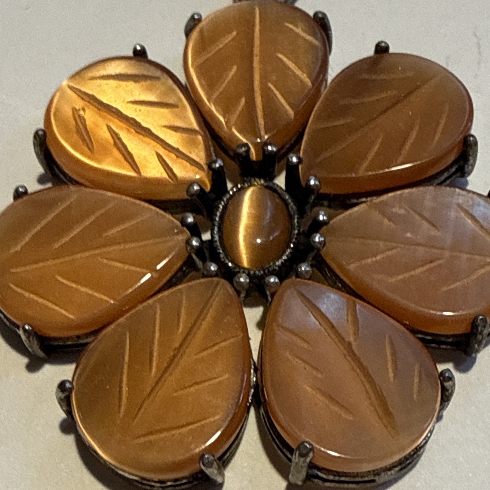 VINTAGE ORANGE MOLDED GLASS LEAF FLOWER BROOCH PIN CATS EYE CENTER 925