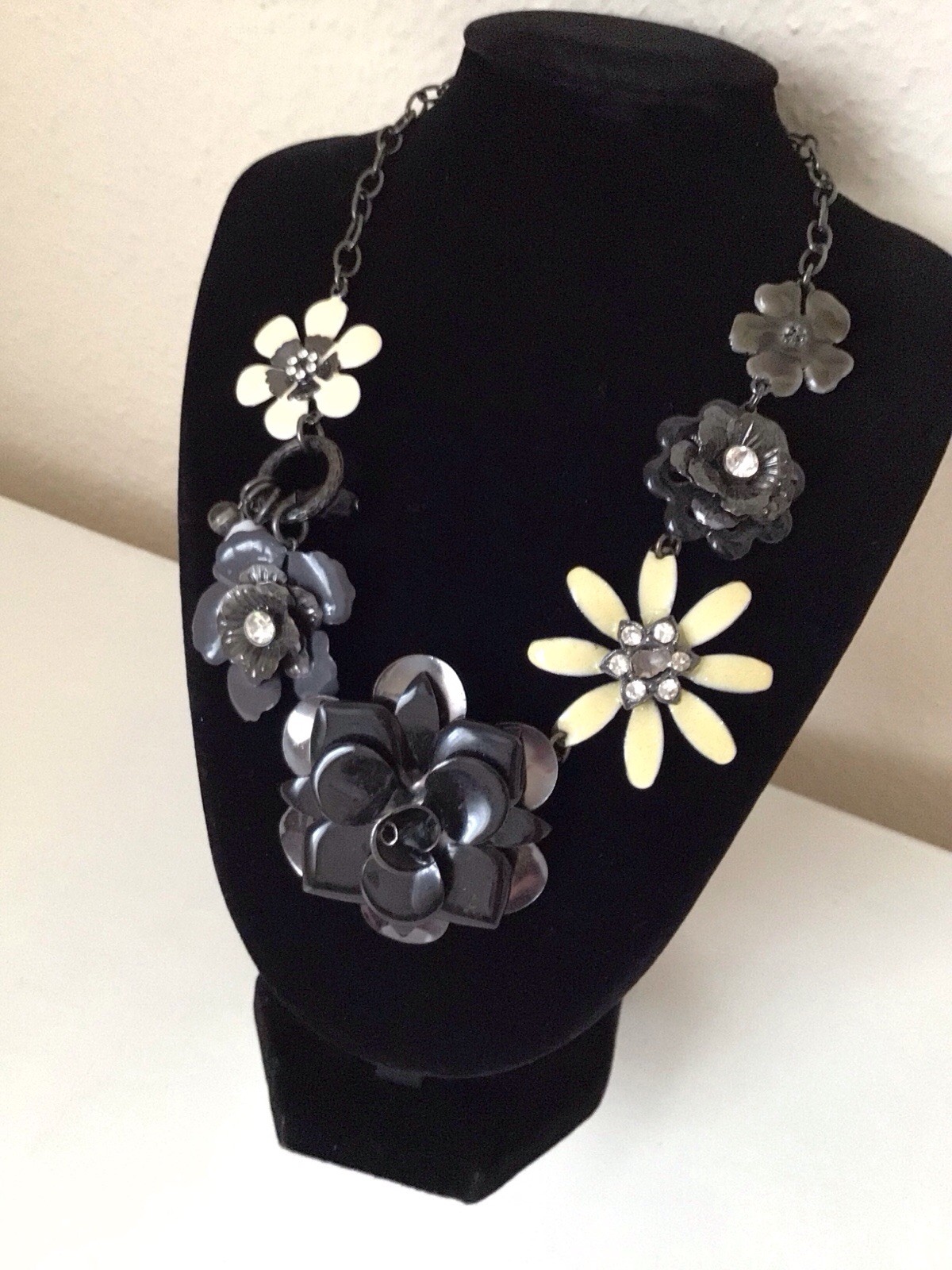 IKITA STATEMENT NECKLACE, BLACK & CREAM ENAMEL FLOWERS, DIAMANTÉ, BLACK CHAIN
