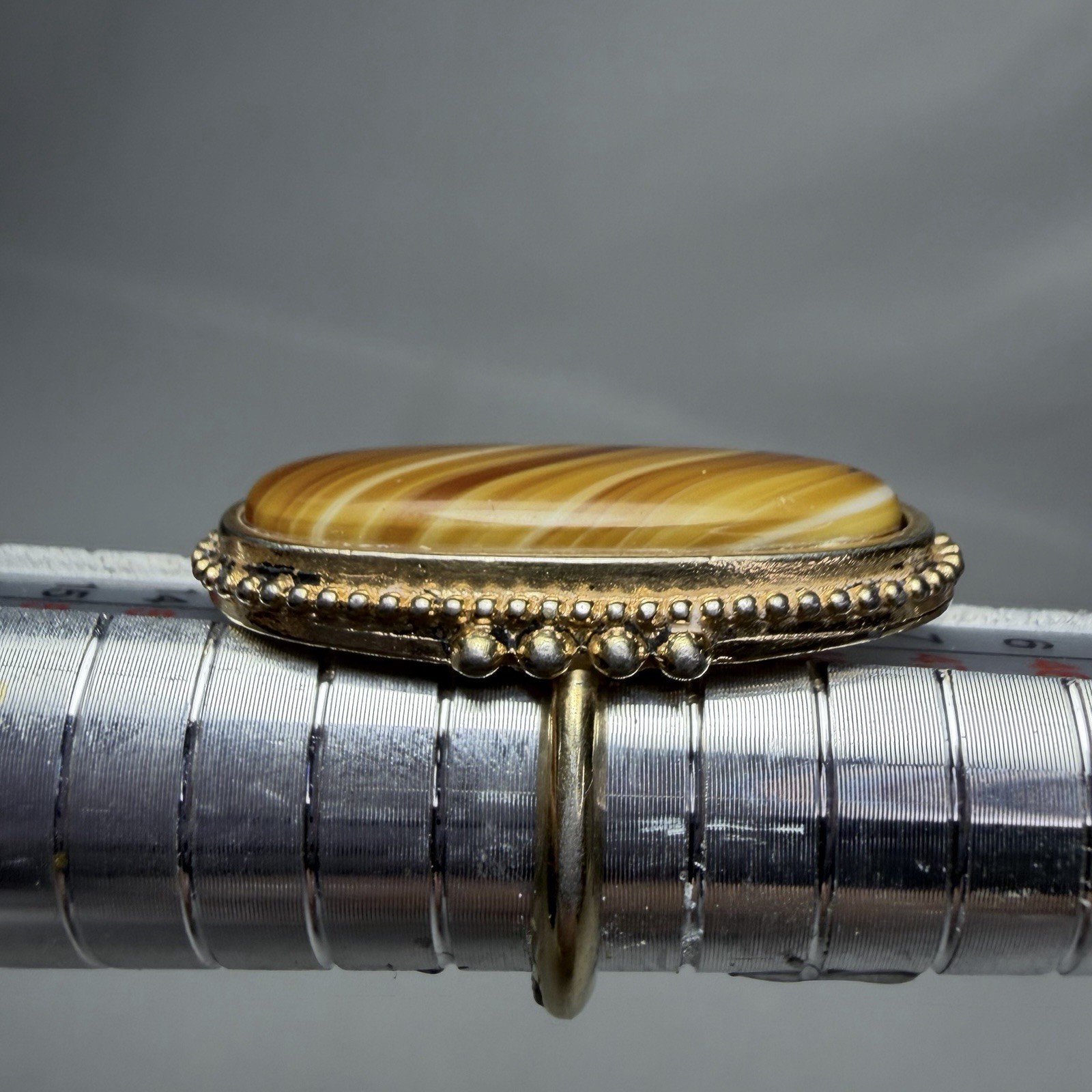 Vintage Avon Ring Shimmering Sands Porphyry Glass Banded Gold Tone Sz 5.5