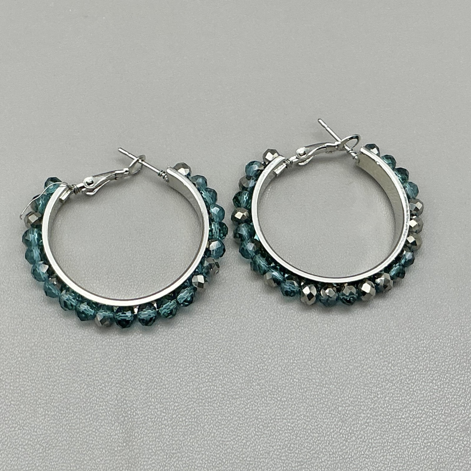 Earrings Aqua Blue Crystal Beaded Hoop Silver Tone Snap Closure 1.5″ Womens