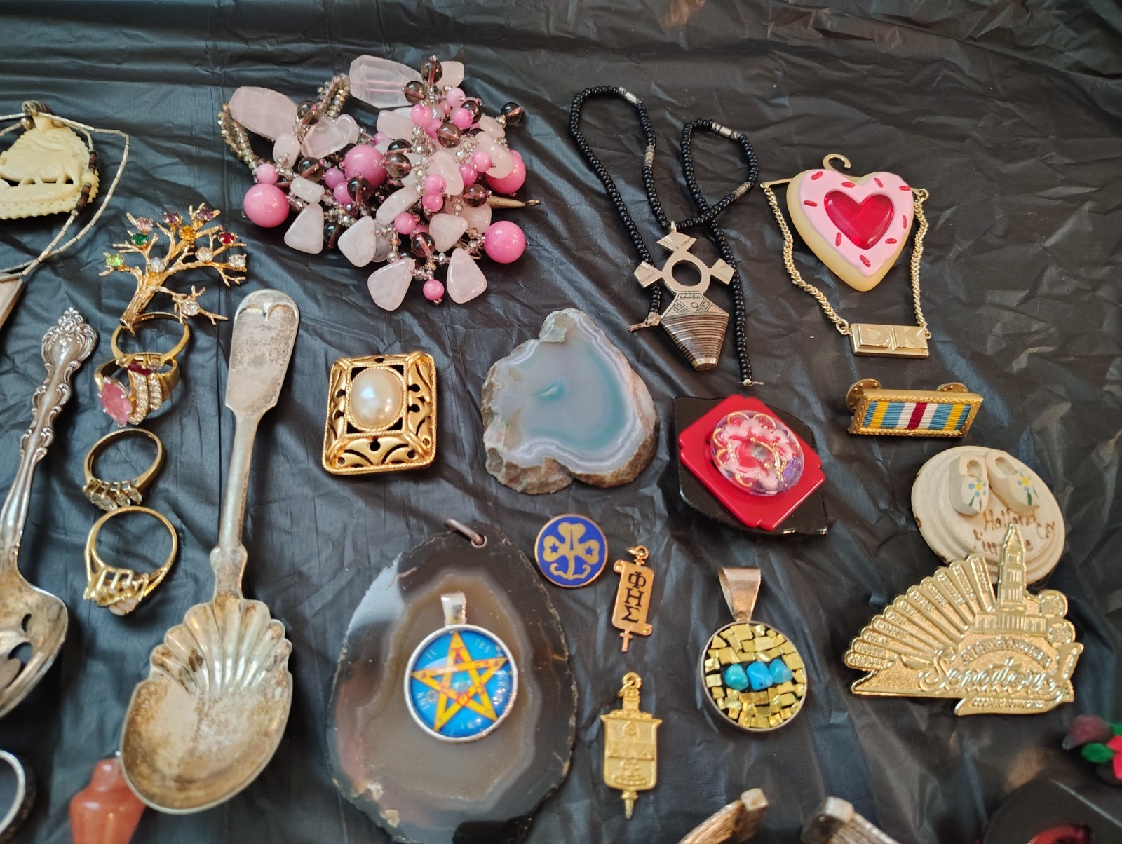 Beautiful Jewelry Lot 100+ Pieces Brooches Rings/Earrings +no gold no silver
