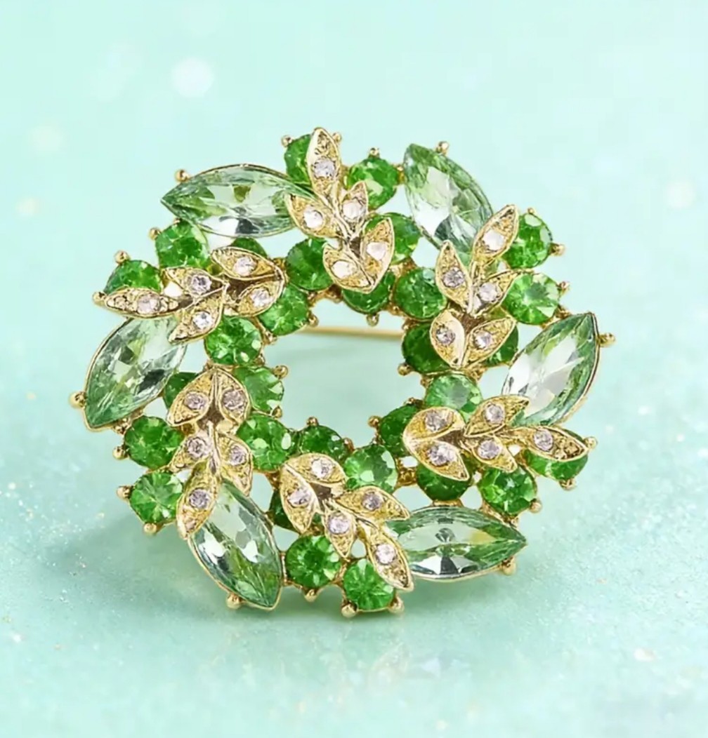 RHINESTONE CIRCLE~ICE GREEN CRYSTAL~VINTAGE CHRISTMAS HOLIDAY WREATH PIN BROOCH
