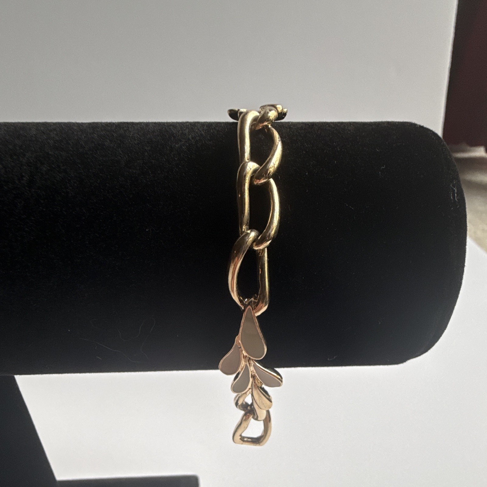 Vintage Trifari Gold Tone 7” Oval Link Chain Bracelet w/ Leaf Charms