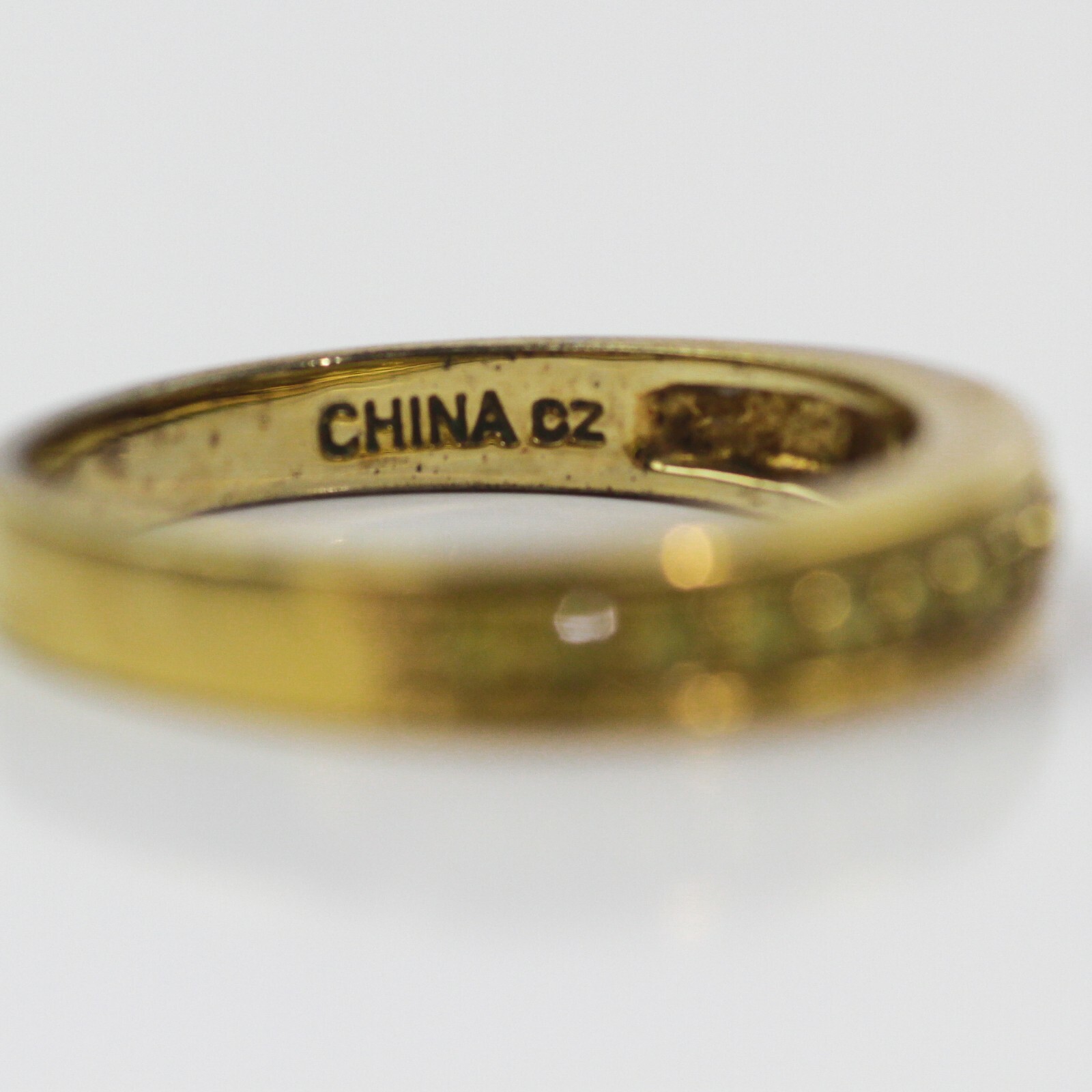 ADORABLE STERLING SILVER GOLD TONE BAND WITH GREEN GEMSTONES SIZE 6.75