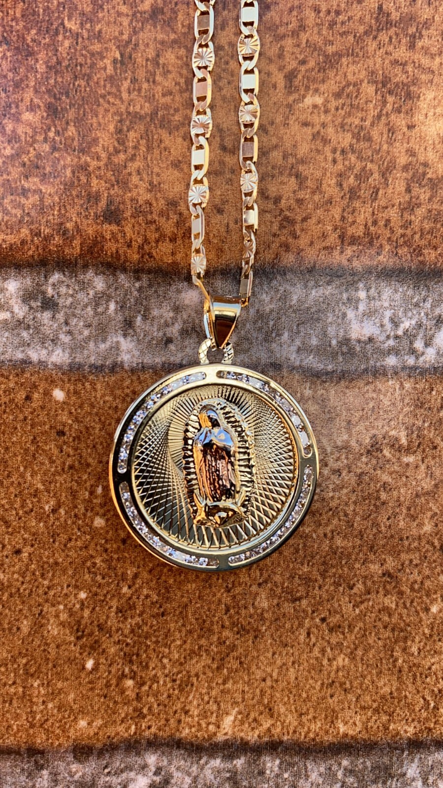 Cadena y Medalla De La Virgen de Guadalupe Tres Oros 28x25mm Guadalupe Necklace