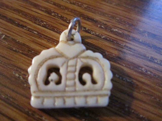 Vintage Crown Charm Off White/ Cream colored Plastic(?) .75″ Jewelry Collectible