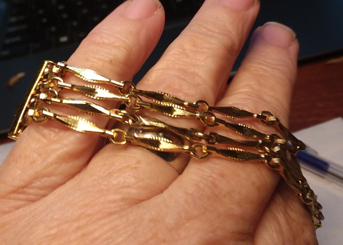 7.45″Multi Strand Barlink Gold Tone Bracelet 03-01-2026 (B)