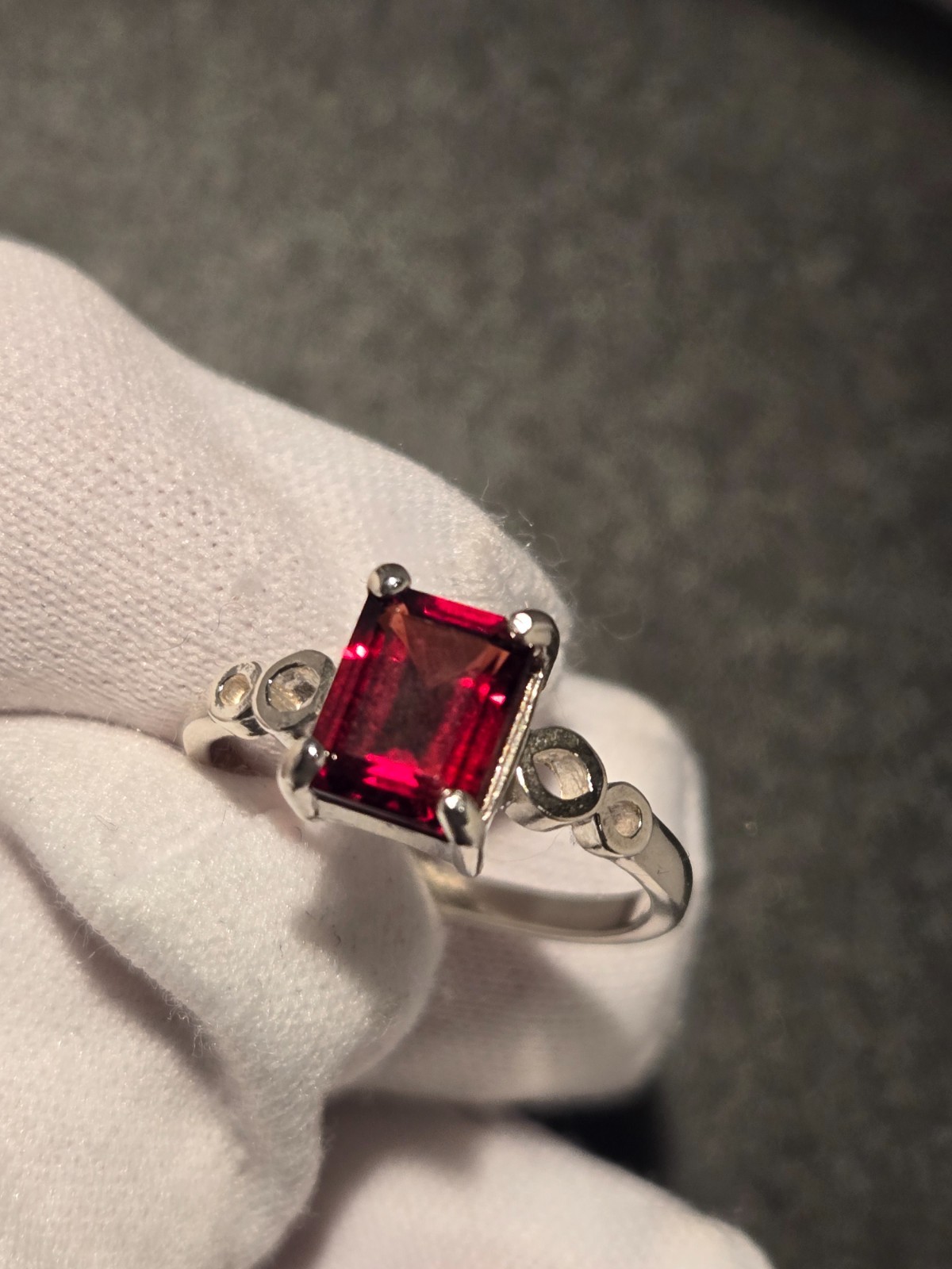 BEAUTIFUL 8X6MM APPROX. 1.5CT RICH RED GARNET RING/UNIQUE SETTING/GREAT COLOR!!!