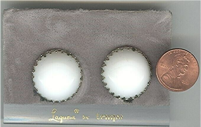 1 PAIR VINTAGE “LAGUNA FOR TEMPO” WHITE GLASS ROUND CLIP EARRINGS – ON CARD V580