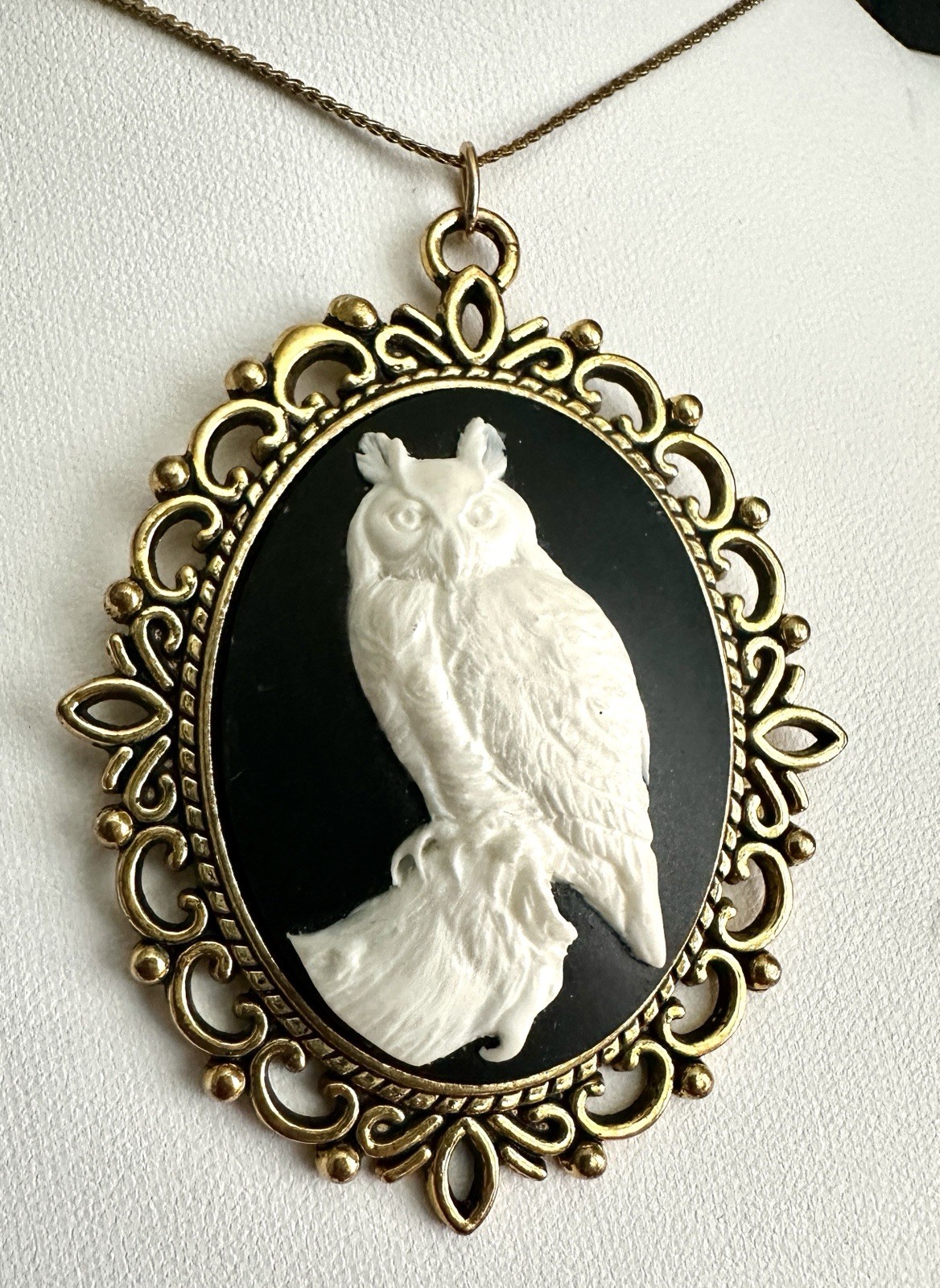 Stunning Black And ivory OWL Cameo GOLD Tone NECKLACE UNIQUE cosplay