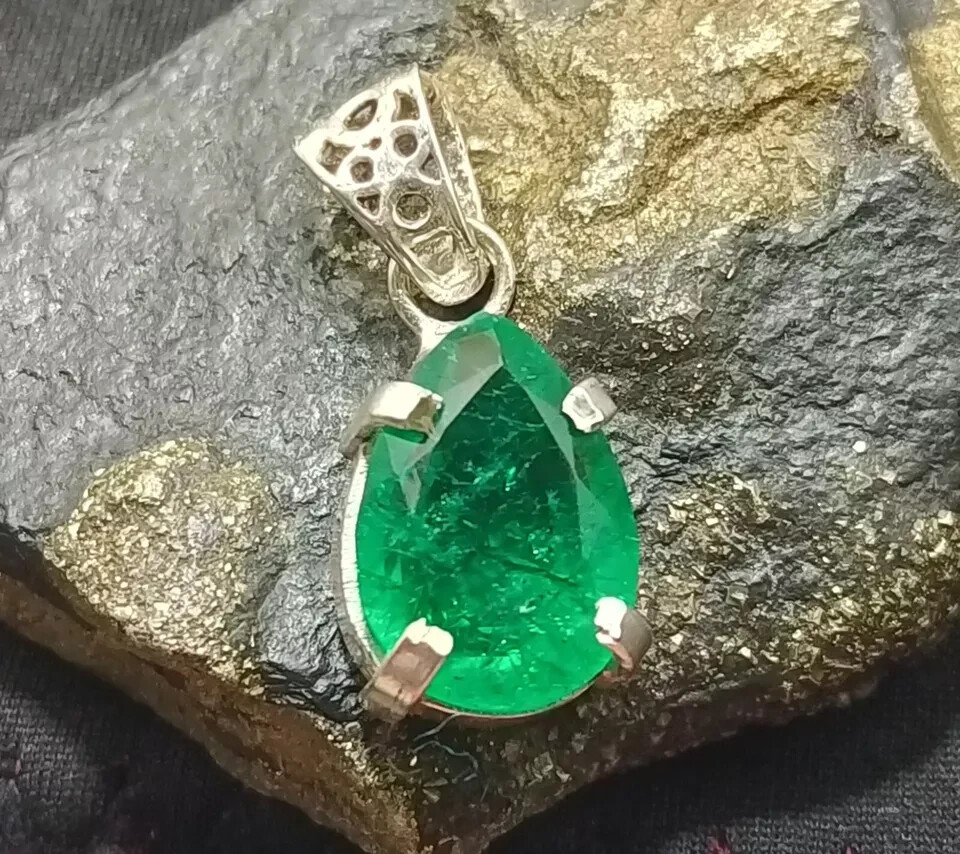 23.60Ct Certified Stunning Green Emerald 925 Solid Silver Pendant Loose Gemstone