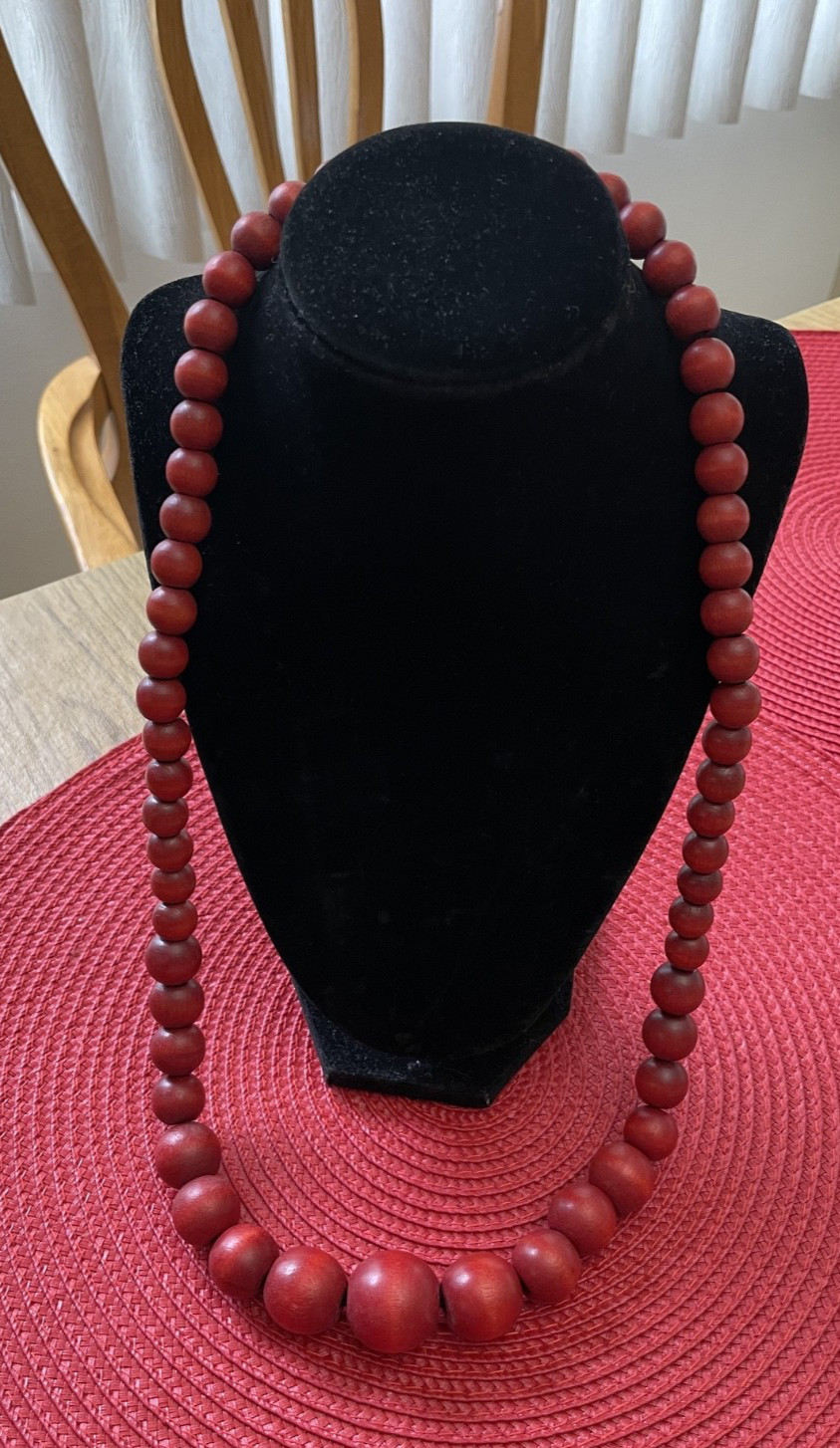 Vtg Red Wooden Graduated Beads Necklace Fashion Jewelry Snap Lock Clasp 29″