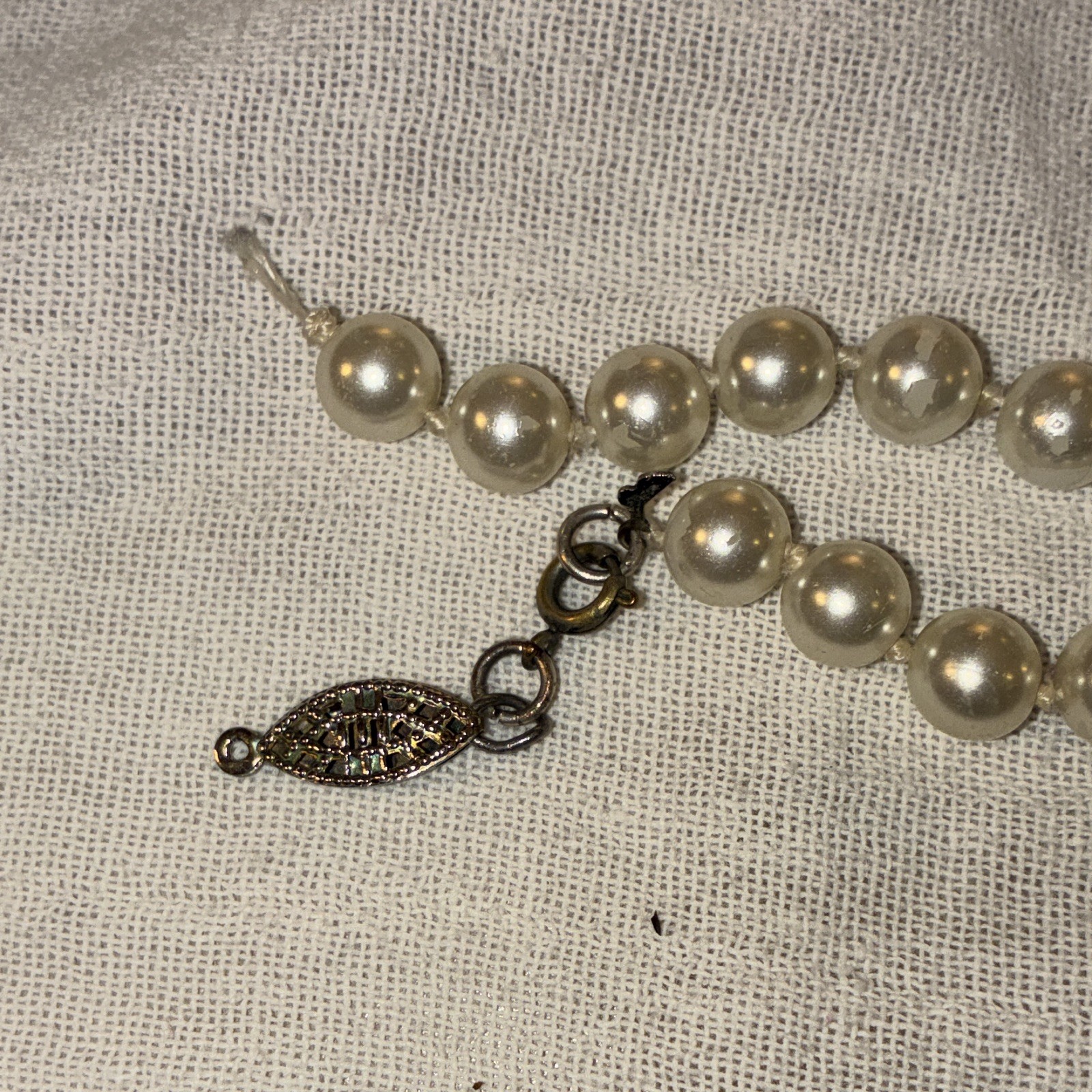 White Round Pearl Beaded Chain Bracelet Strand Ball/Bead Hook Clasp – Broken