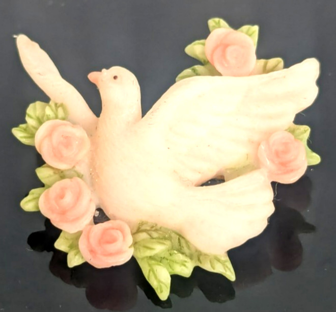 Roman Inc 1998 Seraphim Classic White Dove Brooch Pin Roses leaves 1.5in Resin