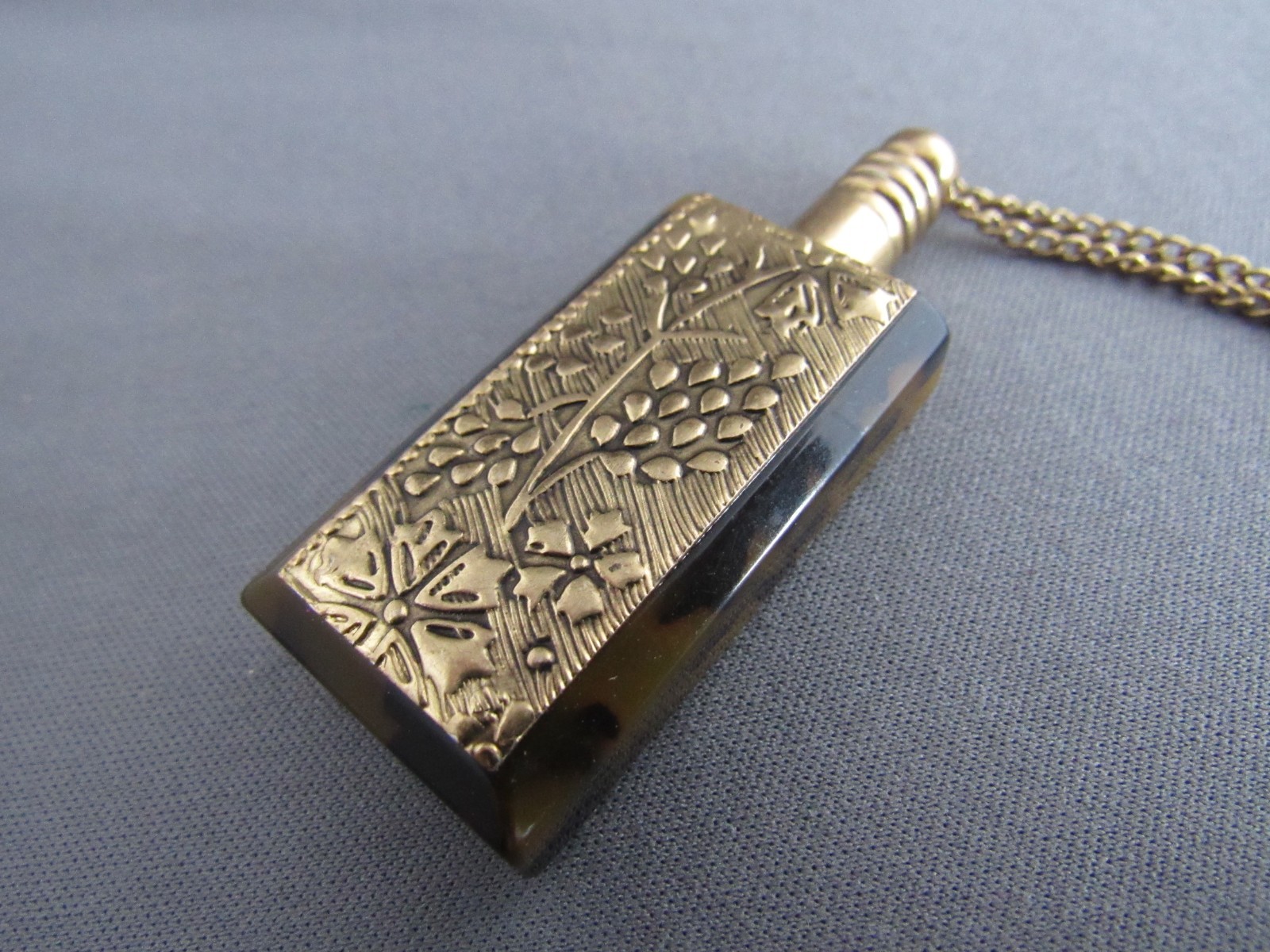 VINTAGE CABI GOLD TONE FAUX TORTOISE SHELL PERFUME BOTTLE PENDANT NECKLACE