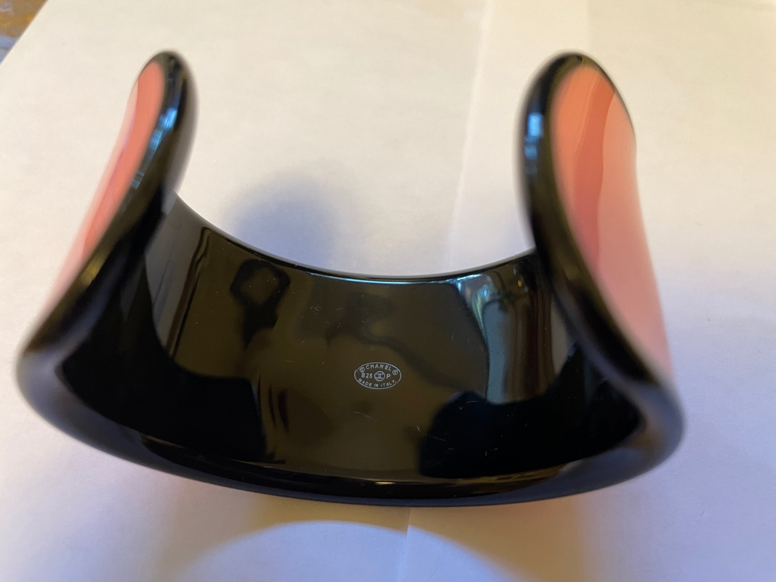 PINK (CC) OUTSIDE BLACK INSIDE LUCITE SPORTY CUFF BRACELET