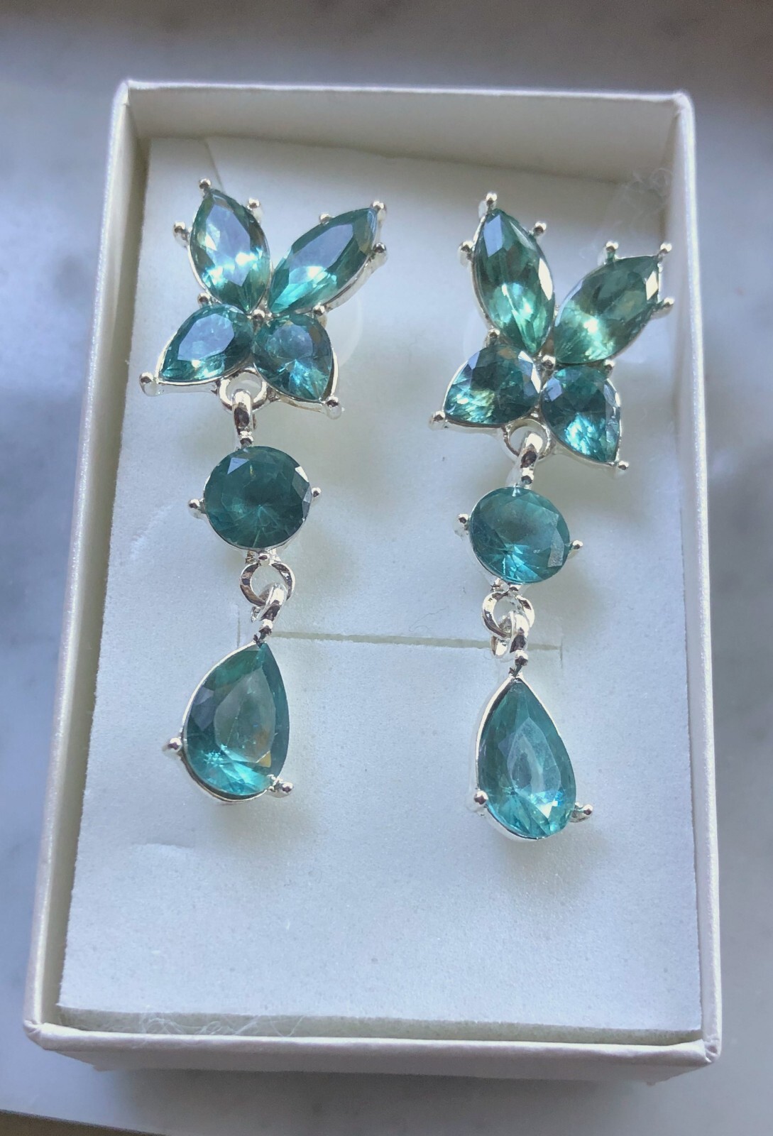 NEW~BEAUTIFUL GREEN DROP EARRINGS~FRICTION BACK~2″L with 1-1/2″ DROP~IN GIFT BOX