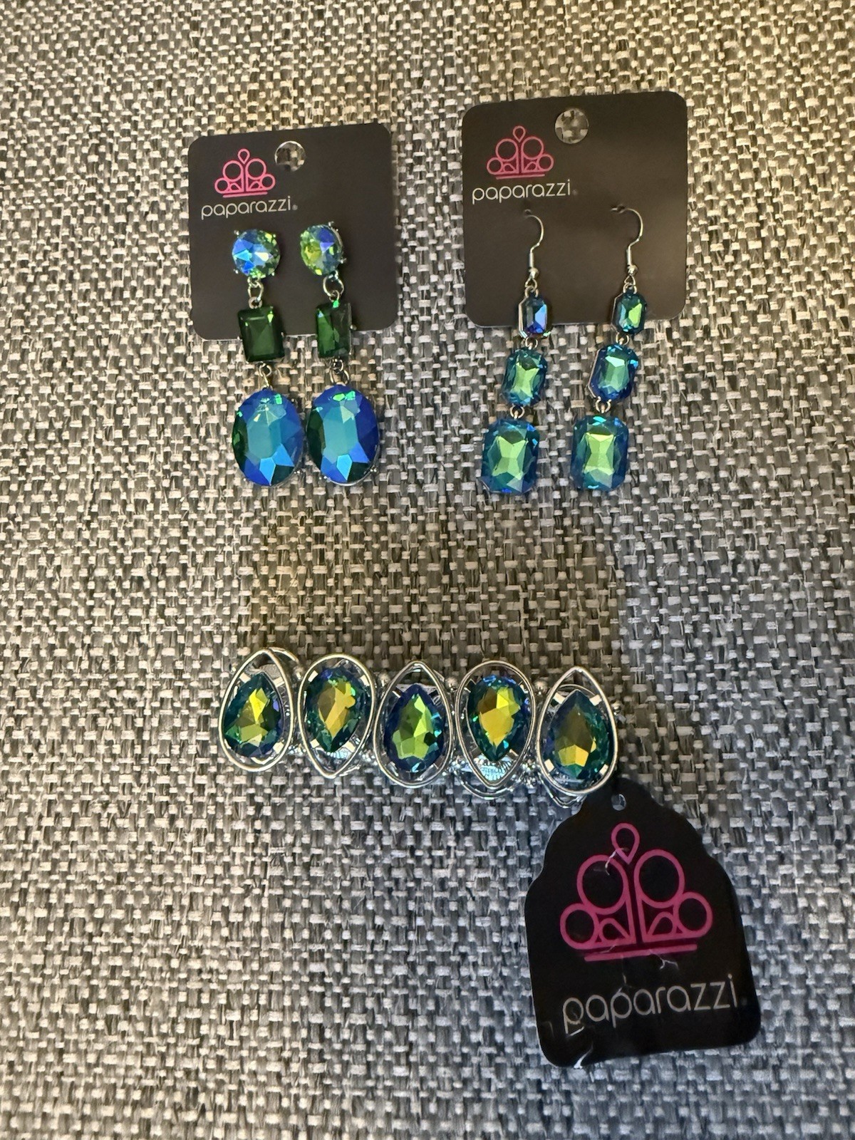 NWT 3 Piece Blue/Green Iridescent Paparazzi Jewelry Set – 2 Earrings, 1 Bracelet