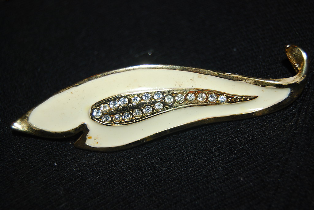WONDERFUL VINTAGE SET OF THREE ASSORTED PINS OR BROOCHES AS PER PICTURES # M-015