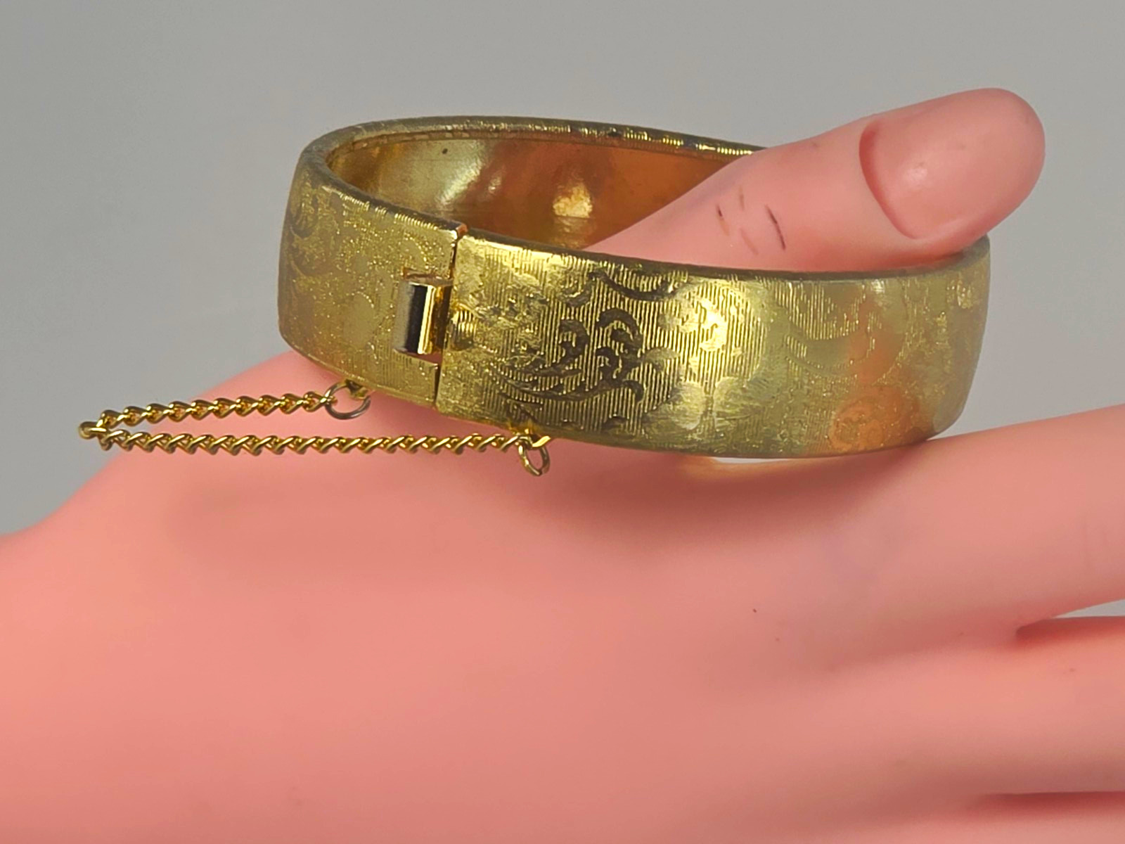 Vintage mid-century (circa 1950s–1970s) base-metal floral etched bangle Bracelet