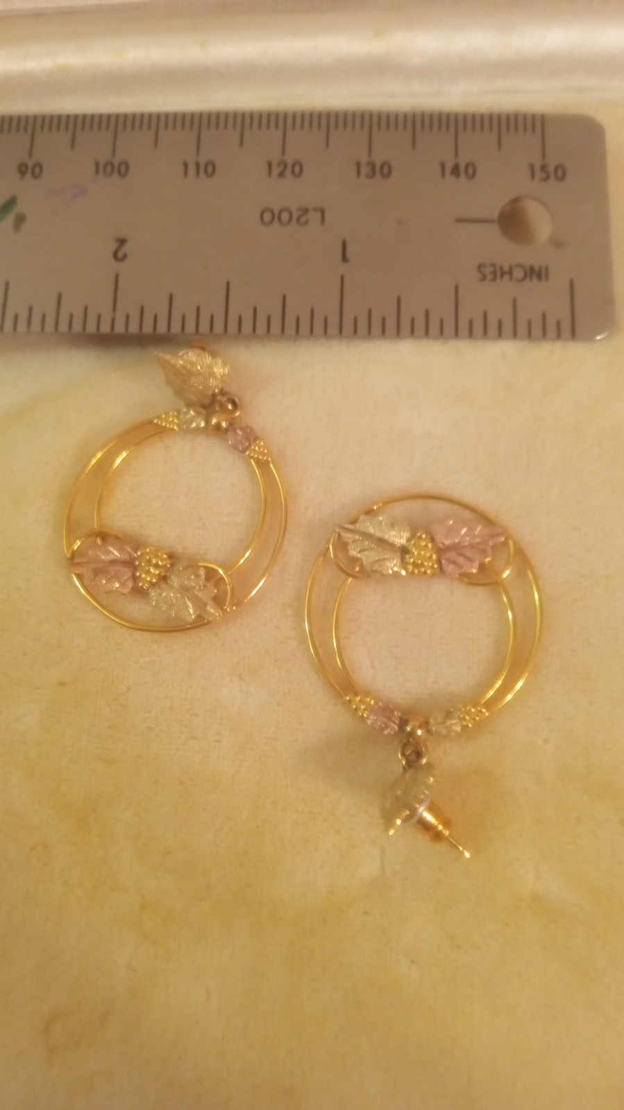 Beautiful 22k Black Hills Gold Ornate Earrings Like New