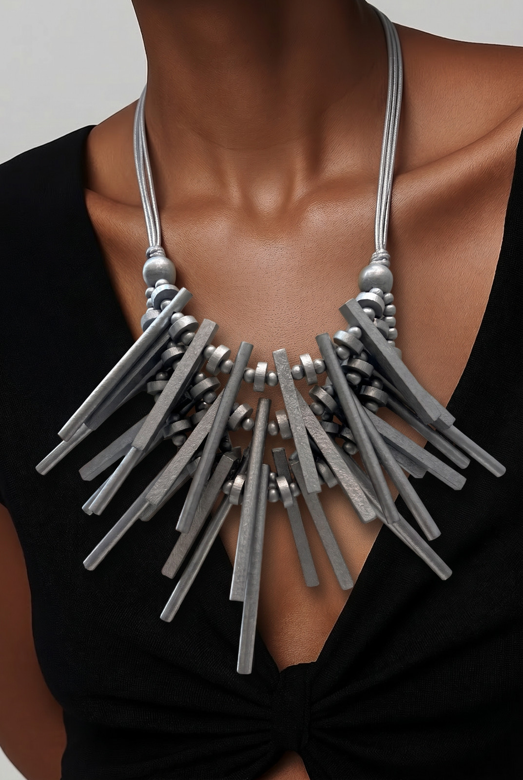 Le streghe statment wood geometric necklace for women in silver/gray ,