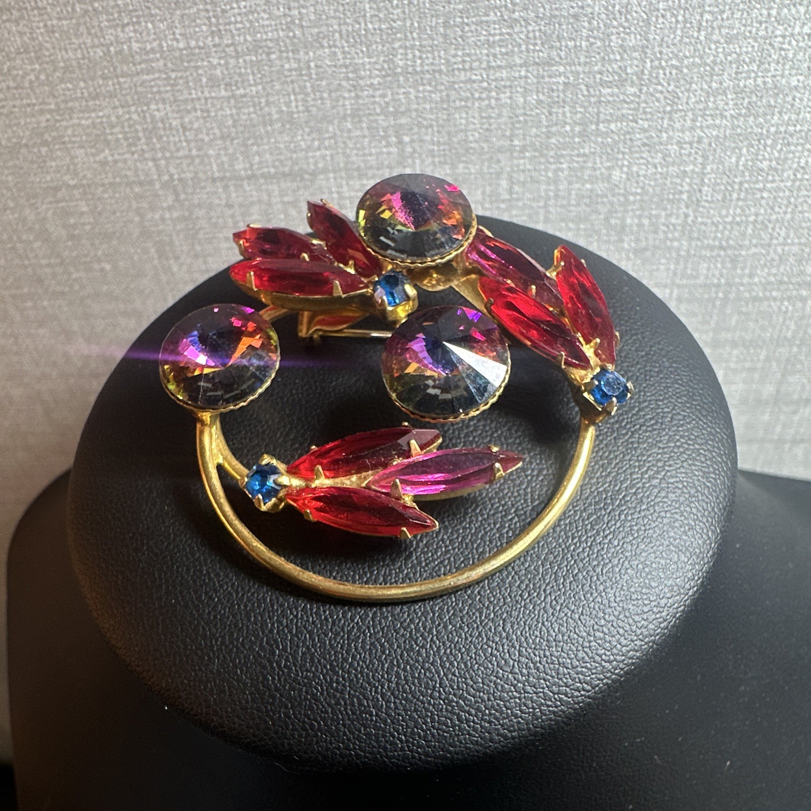 Vintage Gold Tone Red and Pink Crystal Flower Circle Brooch Pin Blue Accents