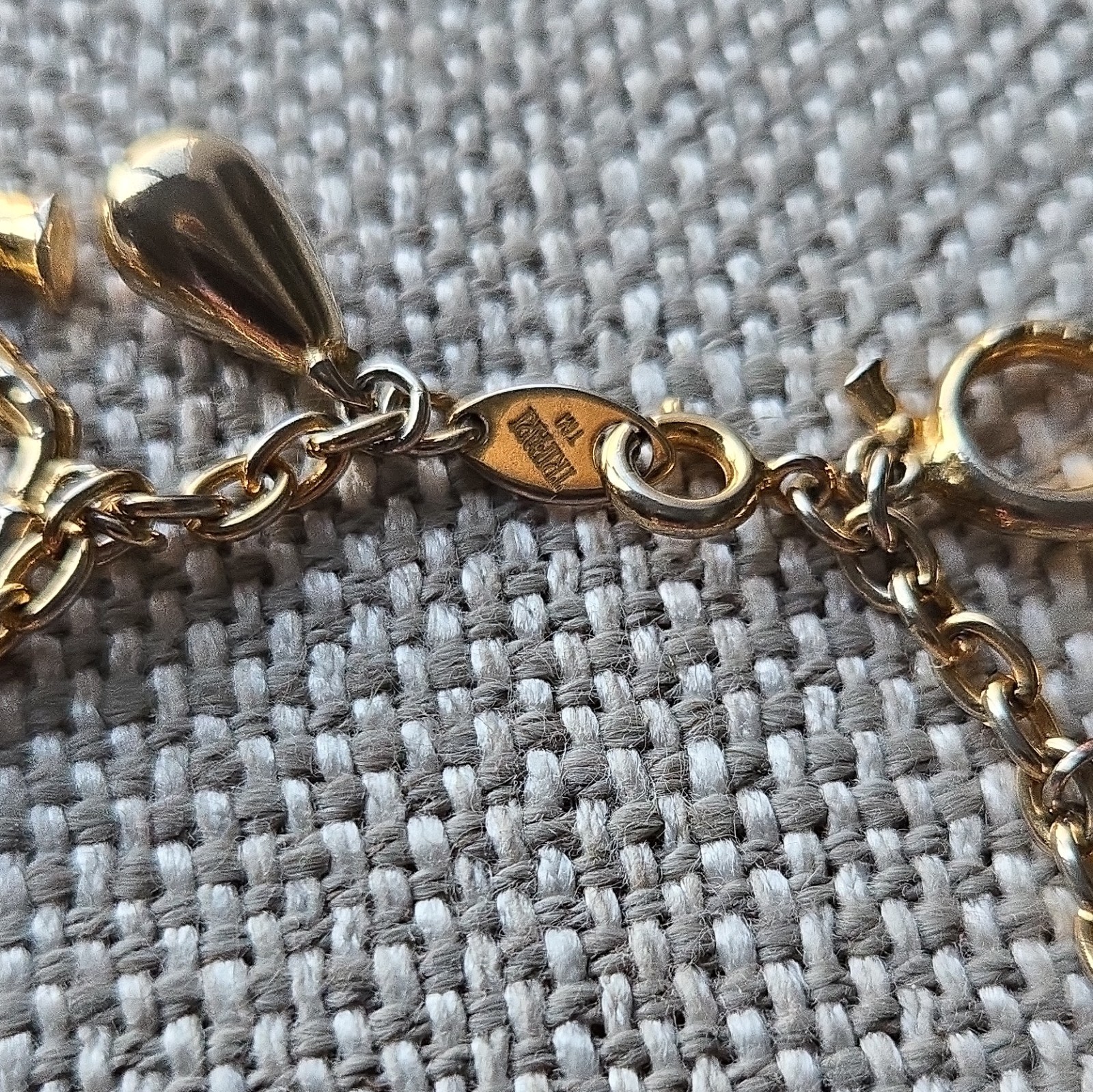Trifari Signed Gold Tone Round Link Chain Charm Bracelet Teardrop Dangle Lobster