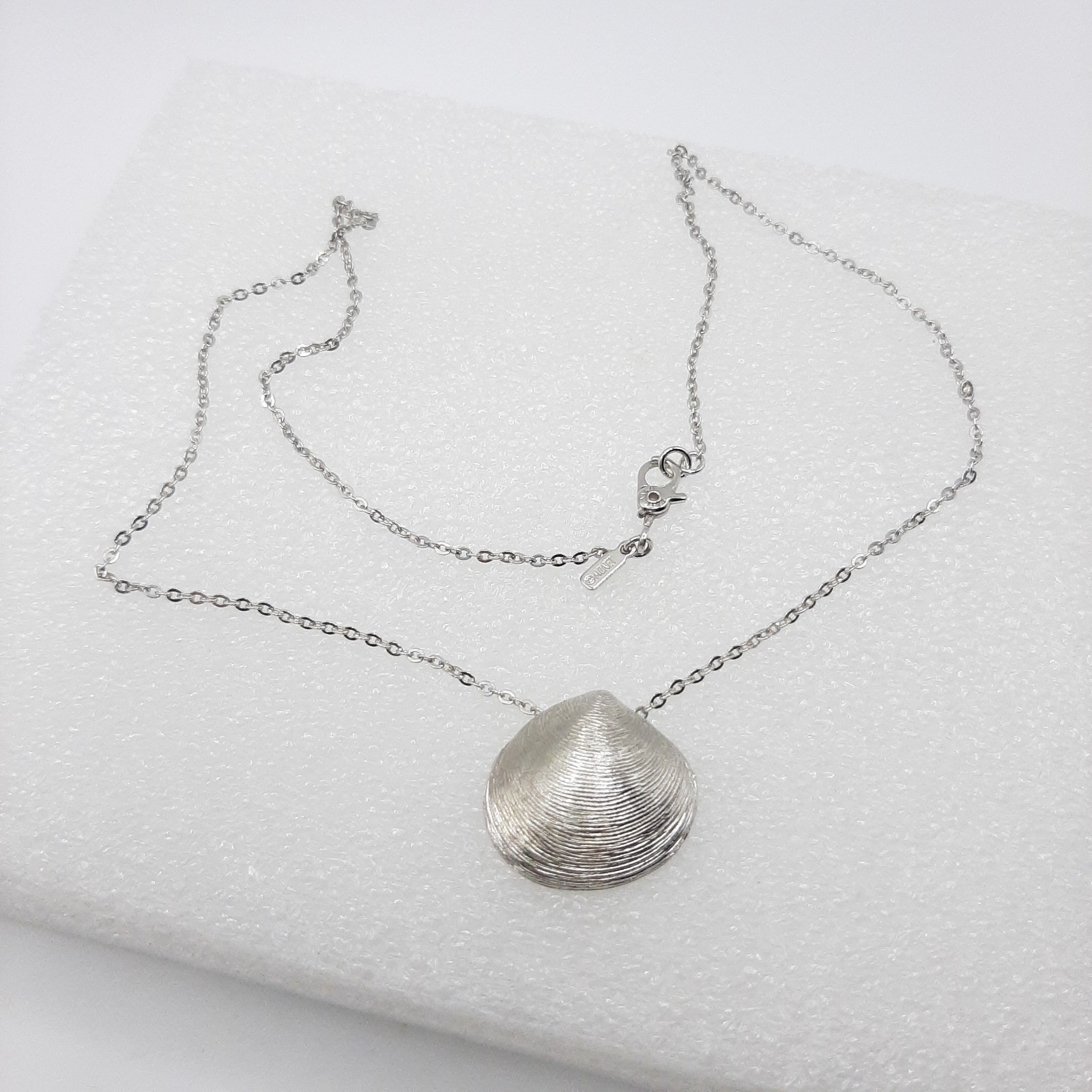 Monet Signed Silver Tone Venus Shell Beach Charm Cable Chain Necklace 16″