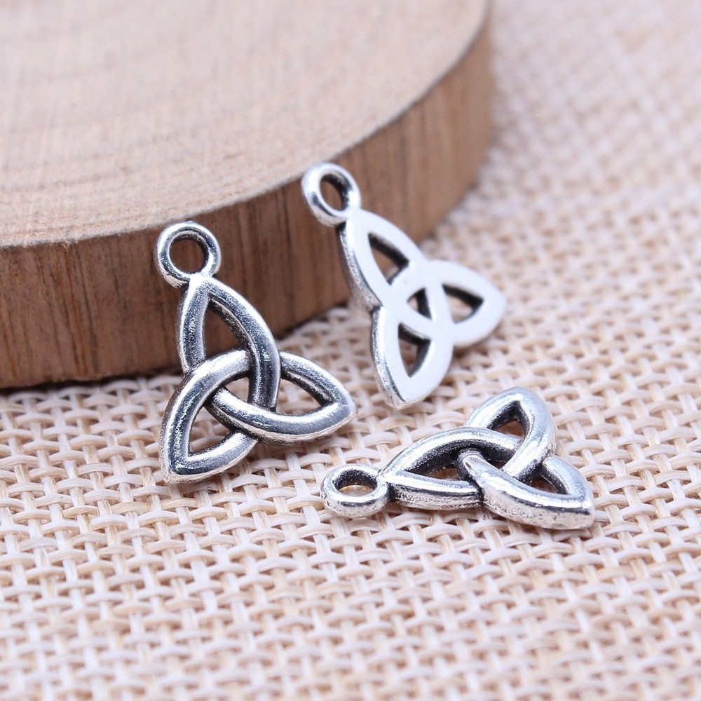 25/60PCS Silver Tone TRIANGLE Celtic Knot Charm Pendant, Trinity Knot GGS32