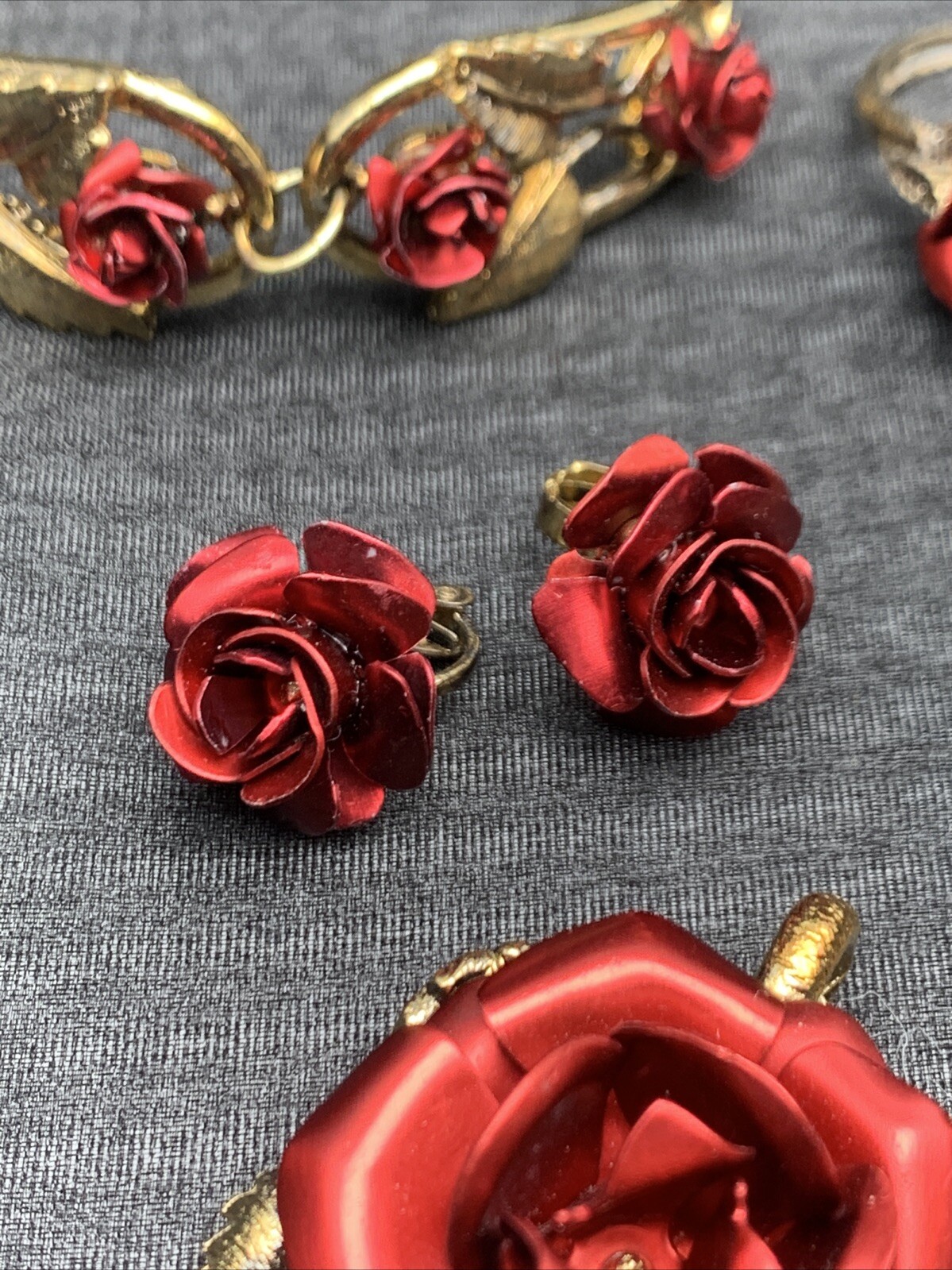 Red Rose Gold-Tone Set by American Beauty “The Art of Loving” Vintage Beauty