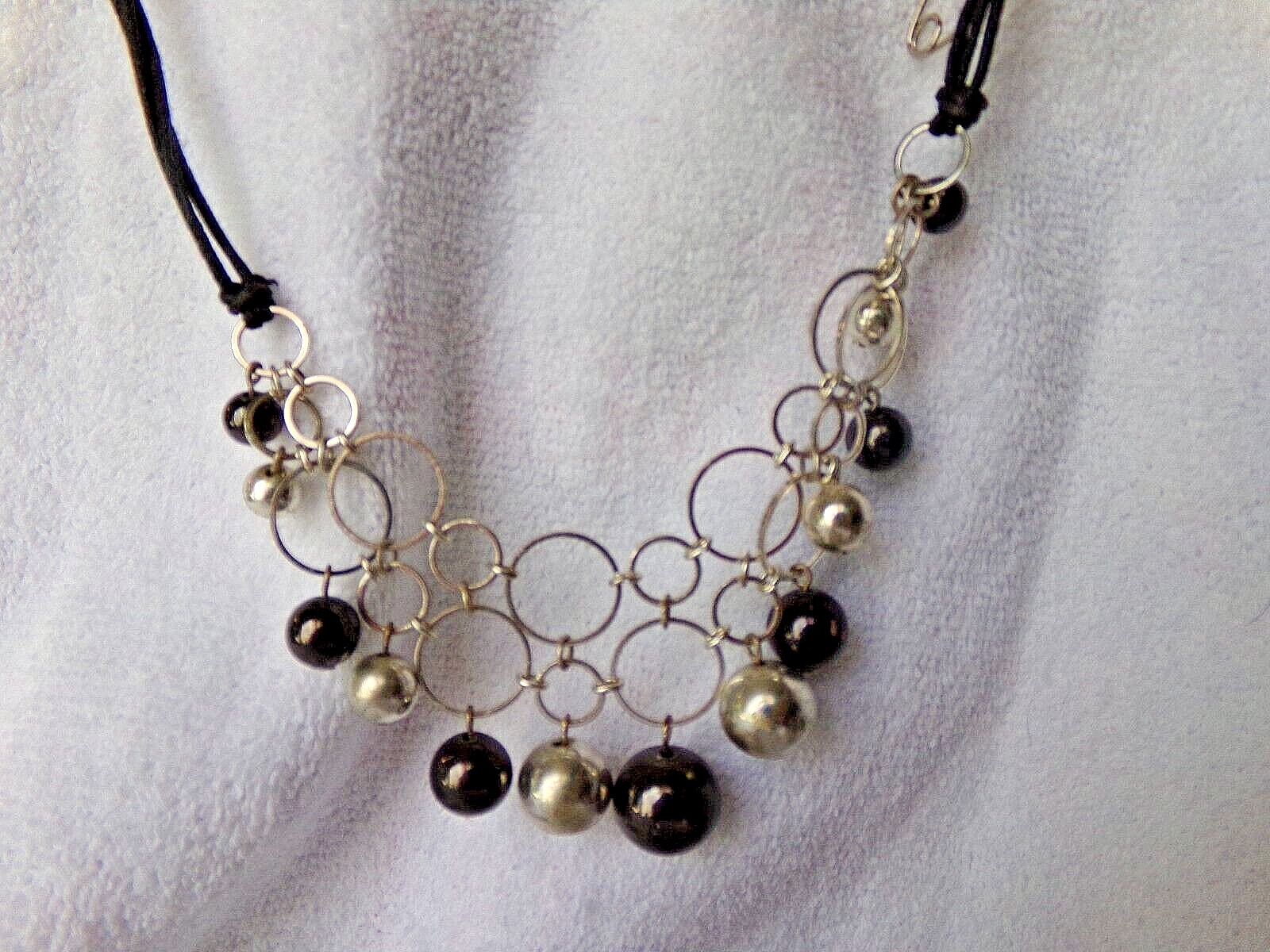 MODERN STULE SILVER AND BLACK NECKLACE *BRAND NEW CONDITION**ADJUSTABLE*