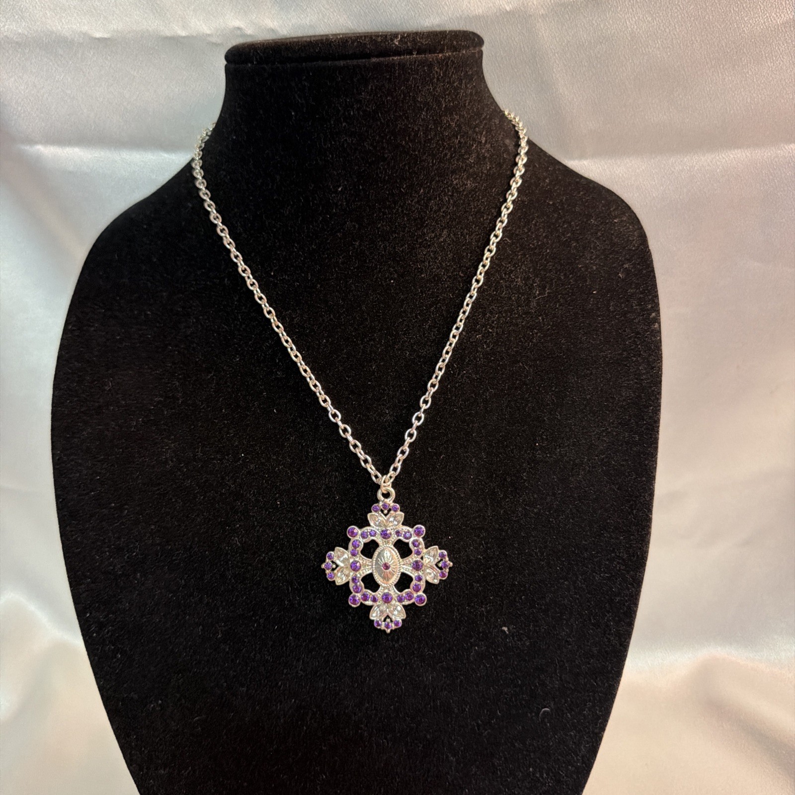 Purple Stone And Silver Colored And Aunt Necklace 19 Inches Long ￼