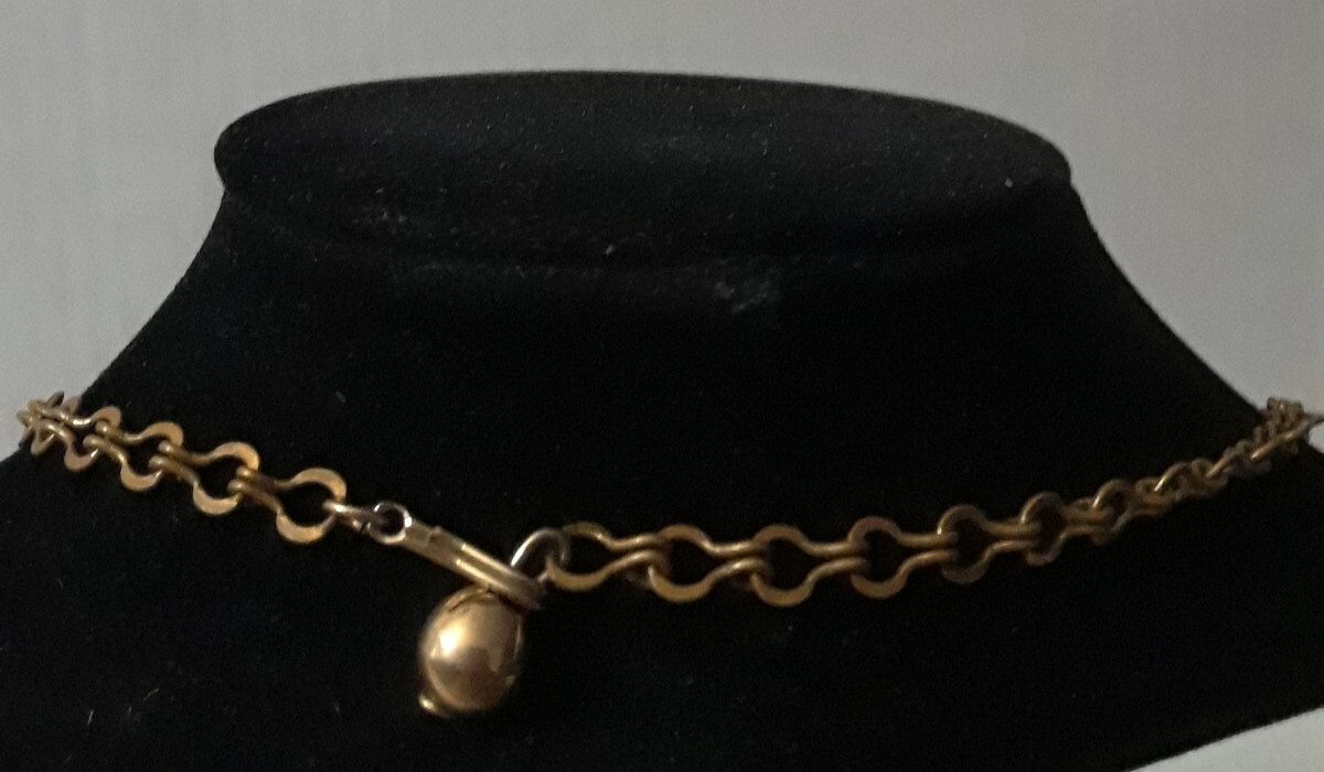 Vintage Choker 14 in Necklace with Fourteen Mint Green Stones Gold Tone