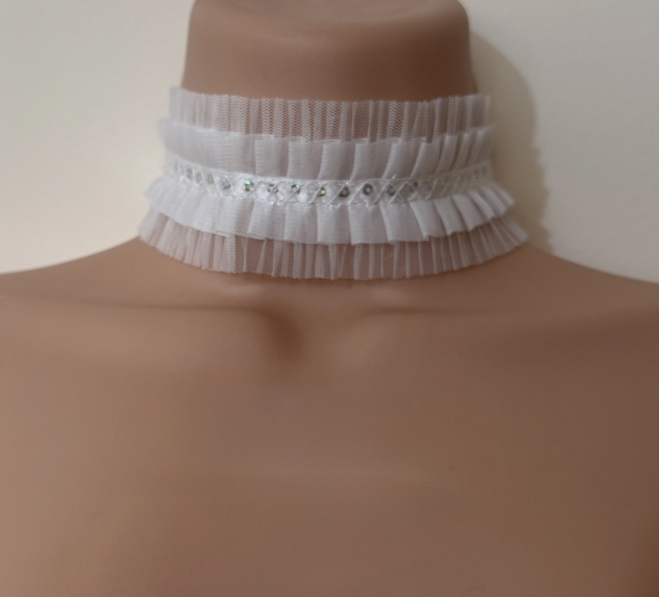 New Fashion Ladies Women’s, sequin white Ruffle mesh LACE Chakor Necklace party