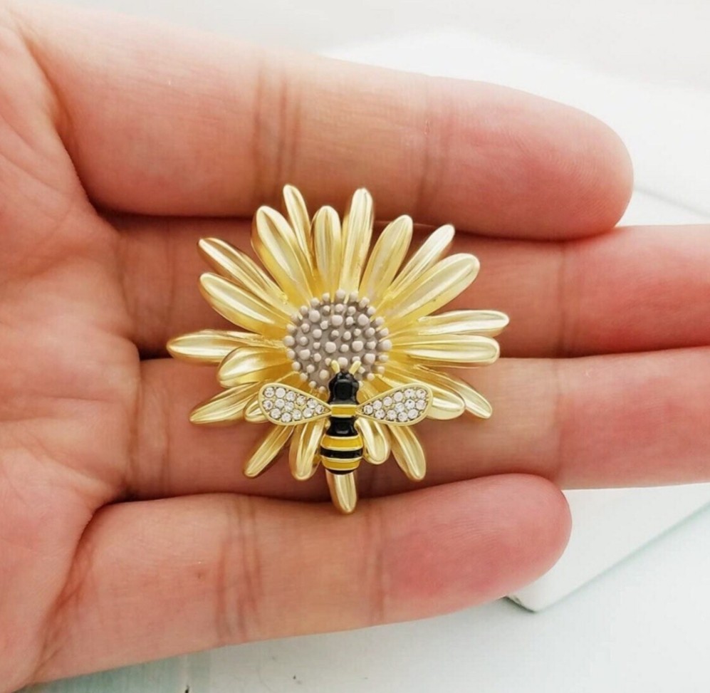 ENAMEL DAISY FLOWER BEE BROOCH PIN~EASTER MOTHERS DAY GARDENER GIFT FOR HER MOM