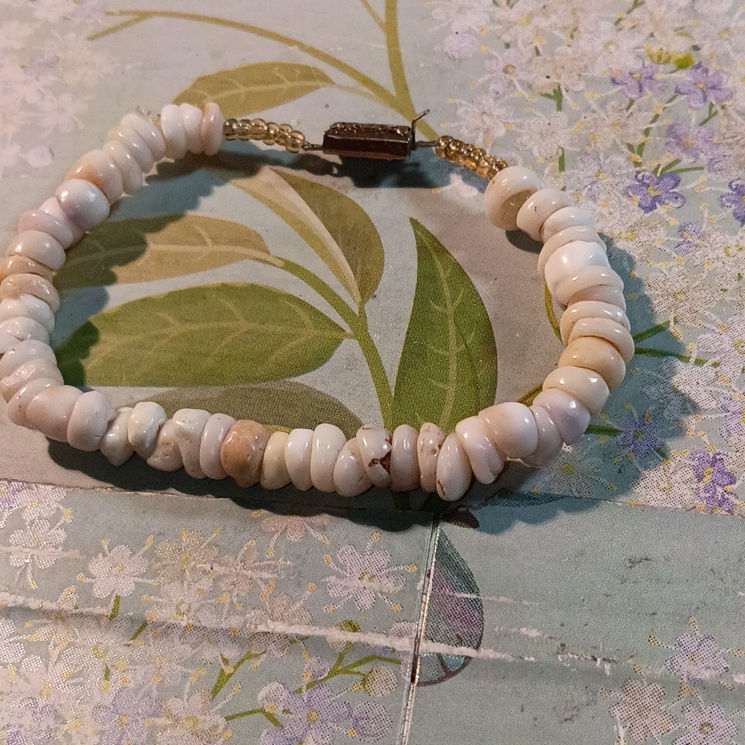 White Shell Chip Beaded Bracelet Ball/Bead Chain Gold Tone Box Clasp