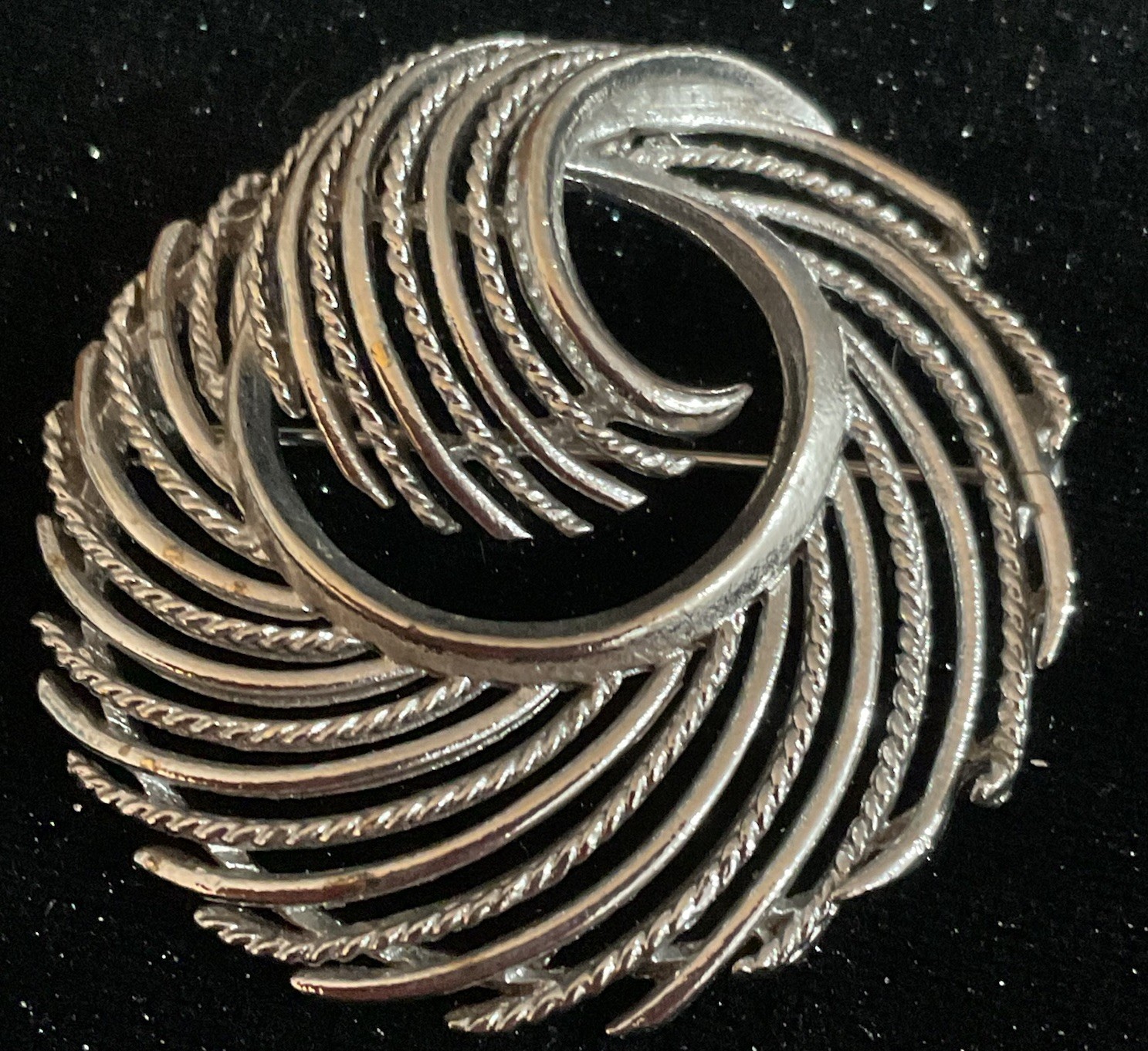 Vintage Signed Silvertone Modernist, Swirl Brooch LISNER ￼