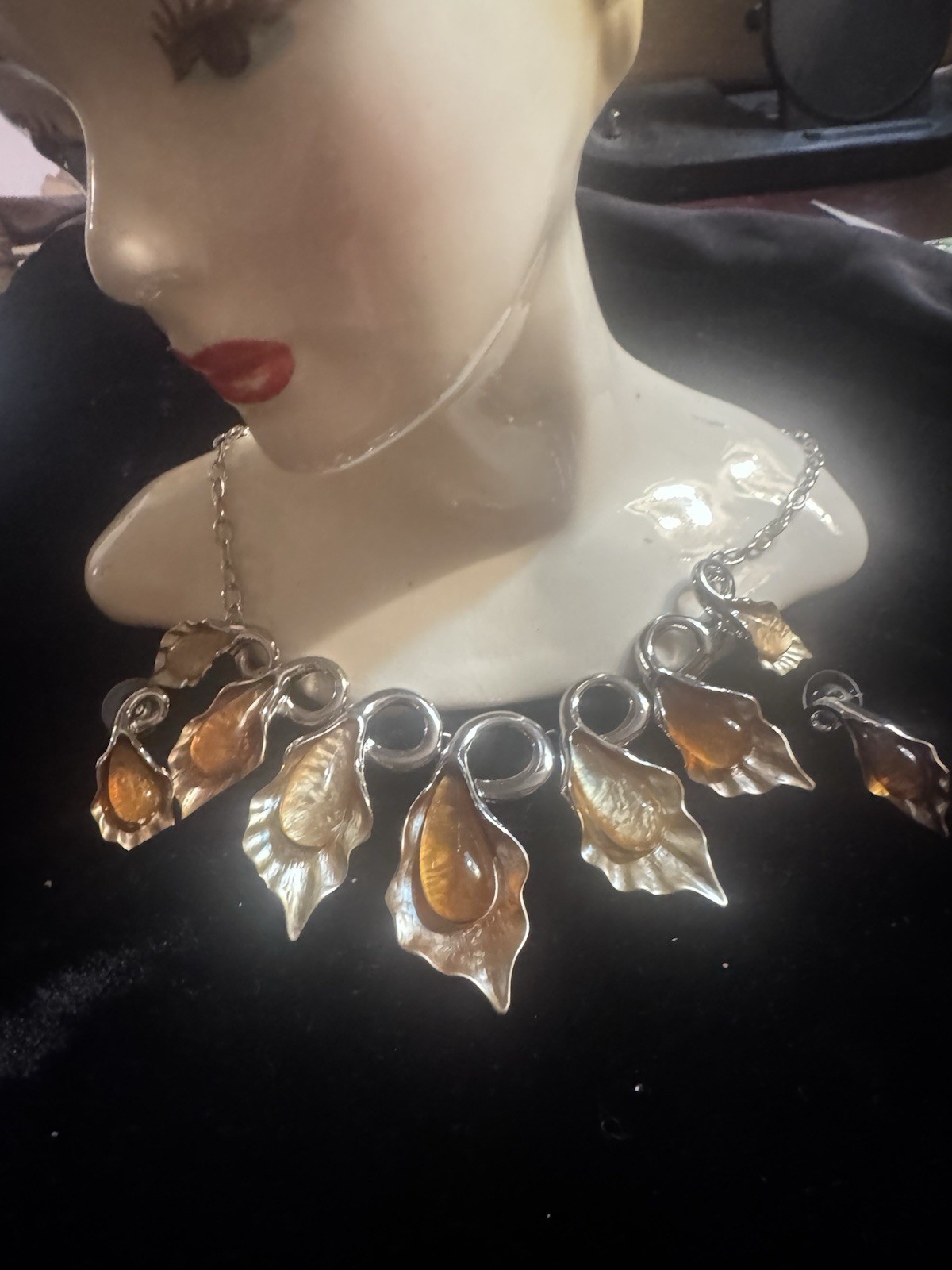 Unusual Lucite Silver Tone Leaf Jewelry Set Necklace & Earrings excellent .