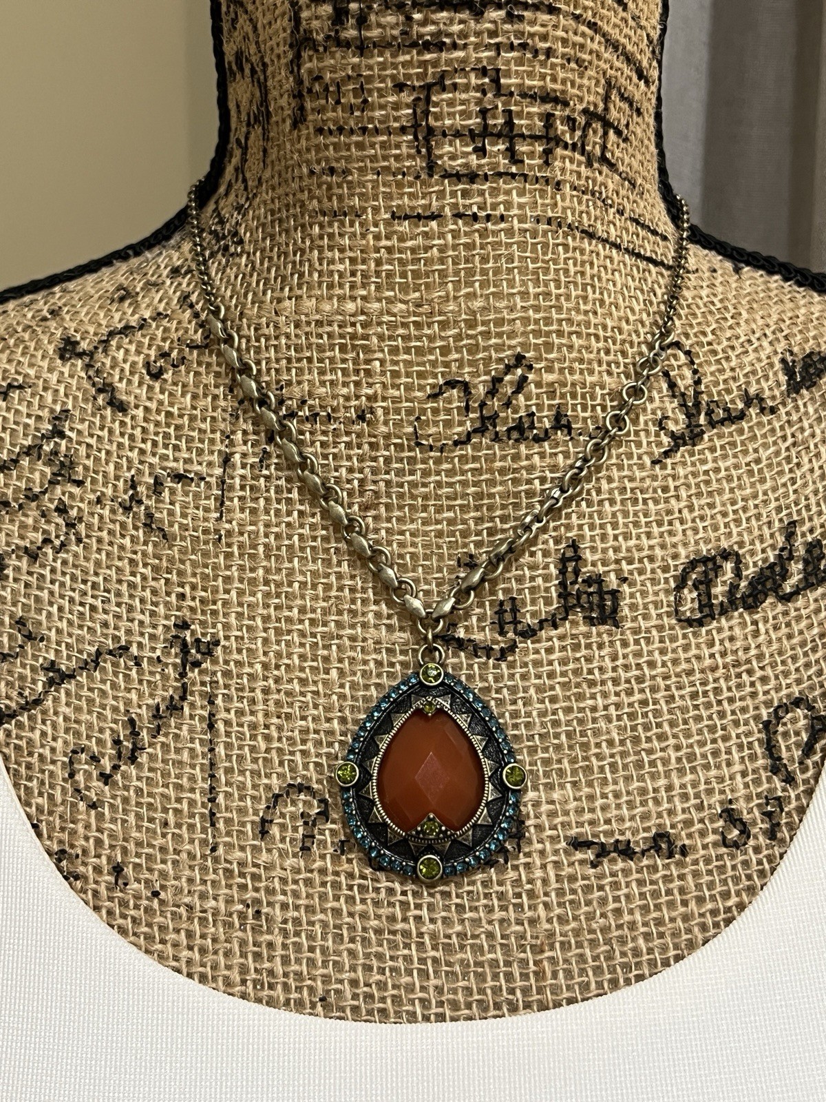 Jessica Simpson Peachy/Orange /Coral Lucite Pendant Bronze Tone Necklace 18”