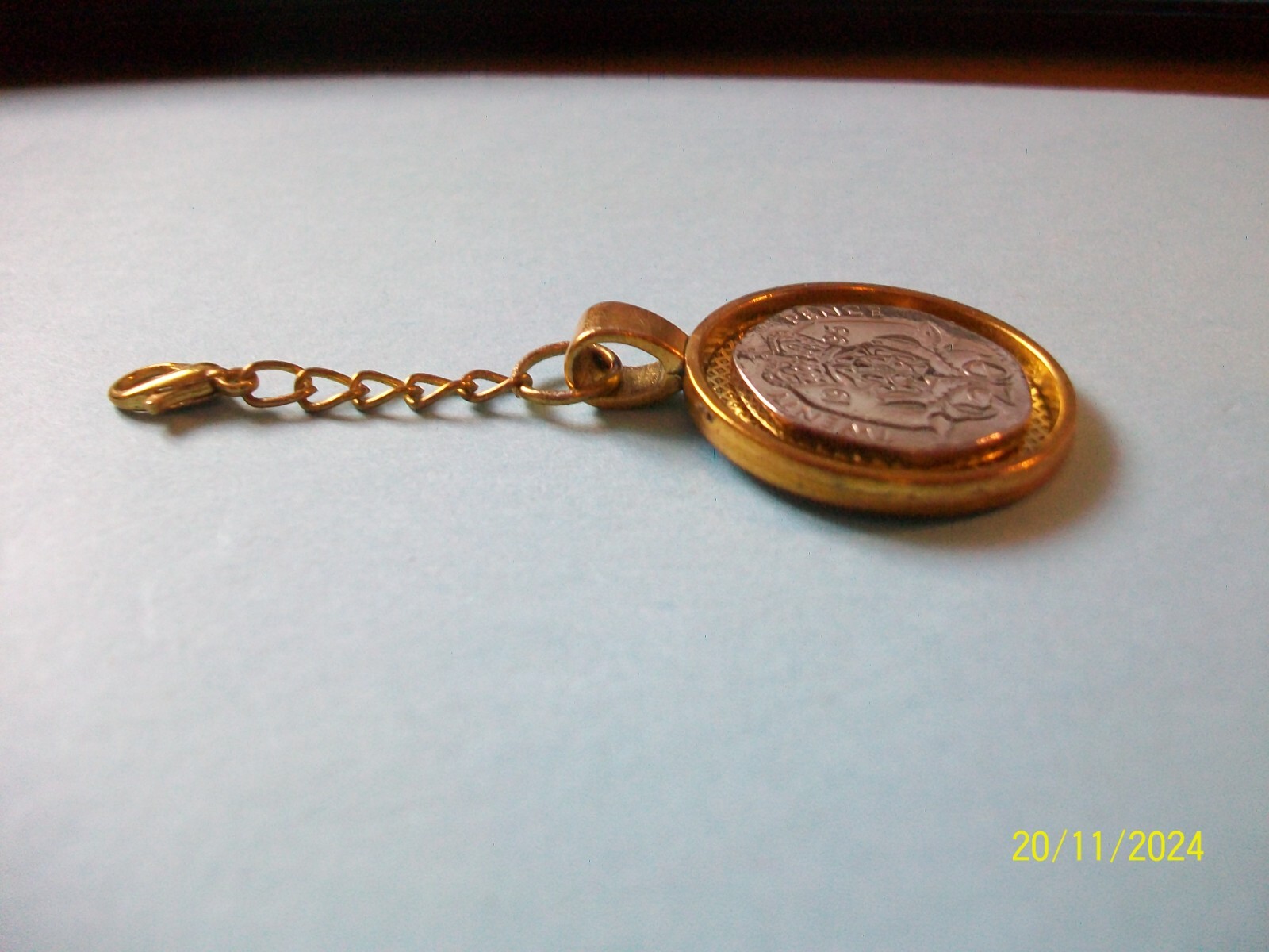 TWENTY (20) PENCE COIN – GOLD CASED PENDANT / CHARM – 1982 to 2007
