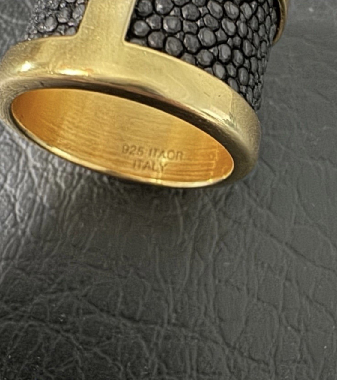 ITALIAN ITAOR BEAUTIFUL STERLING &GOLD OVERLAY RING WITH SPARKLY BLACK CRYSTAL 6