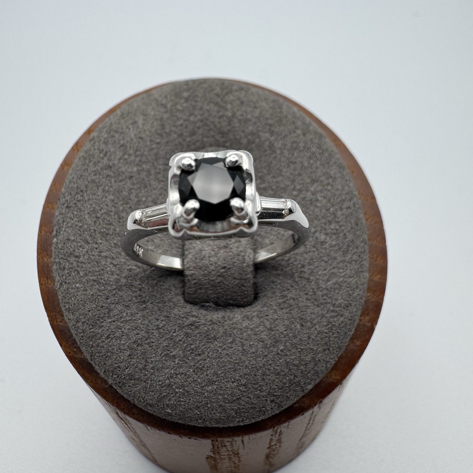 Vintage 14K White Gold Round Black Onyx Baguette Diamond Solitaire Ring