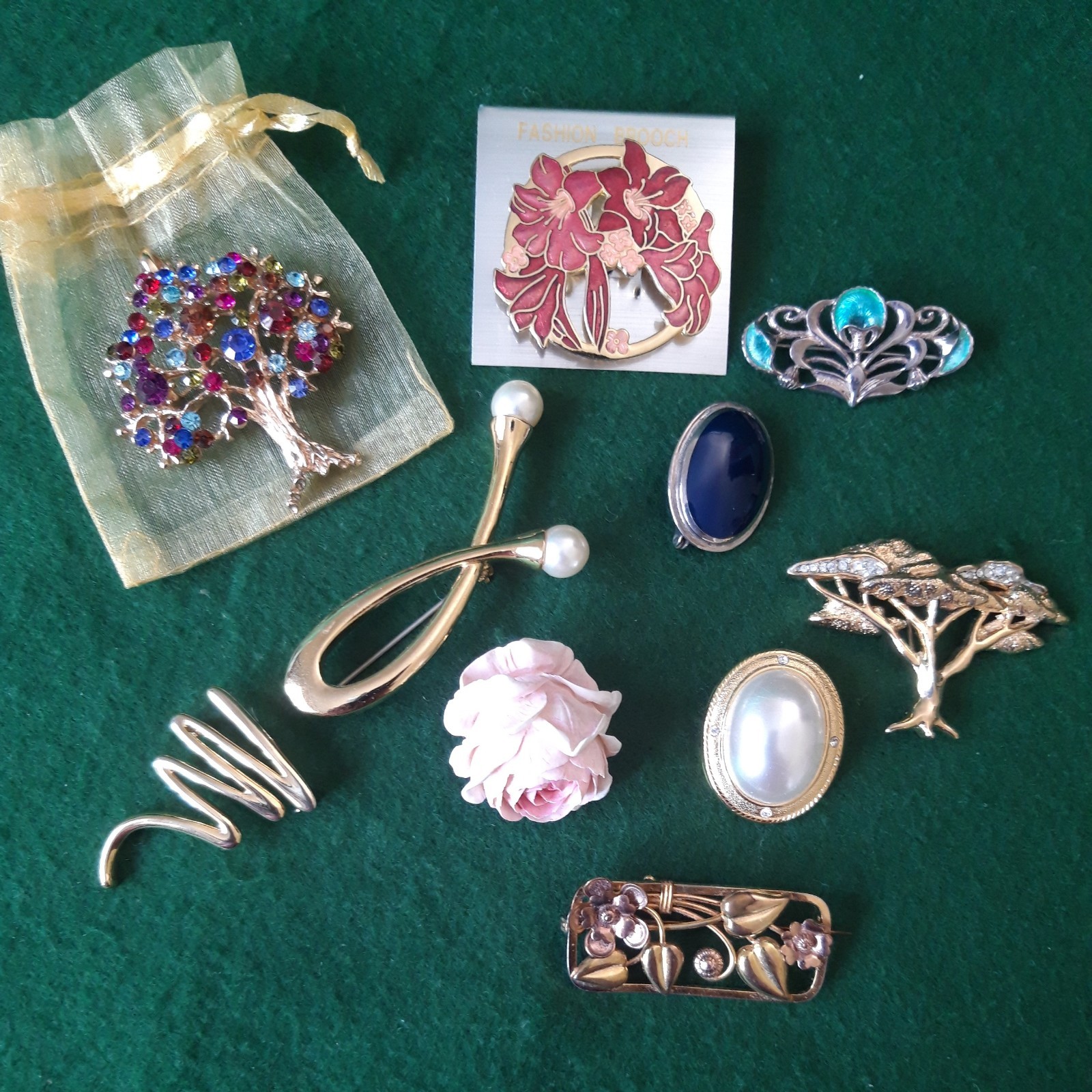 L@@K Selection of 10 decorative brooches