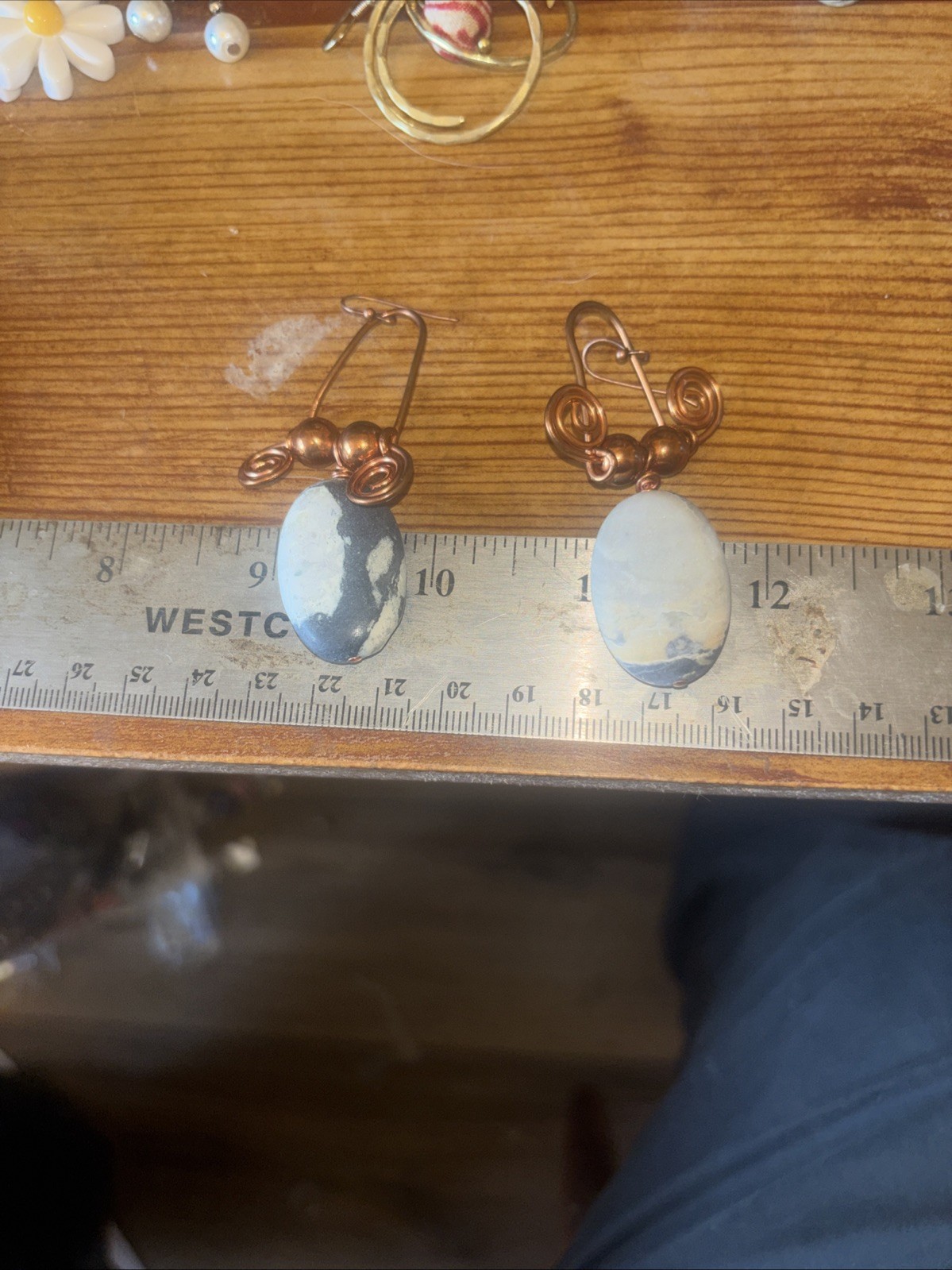 Wire Earrings With White And Black Stones