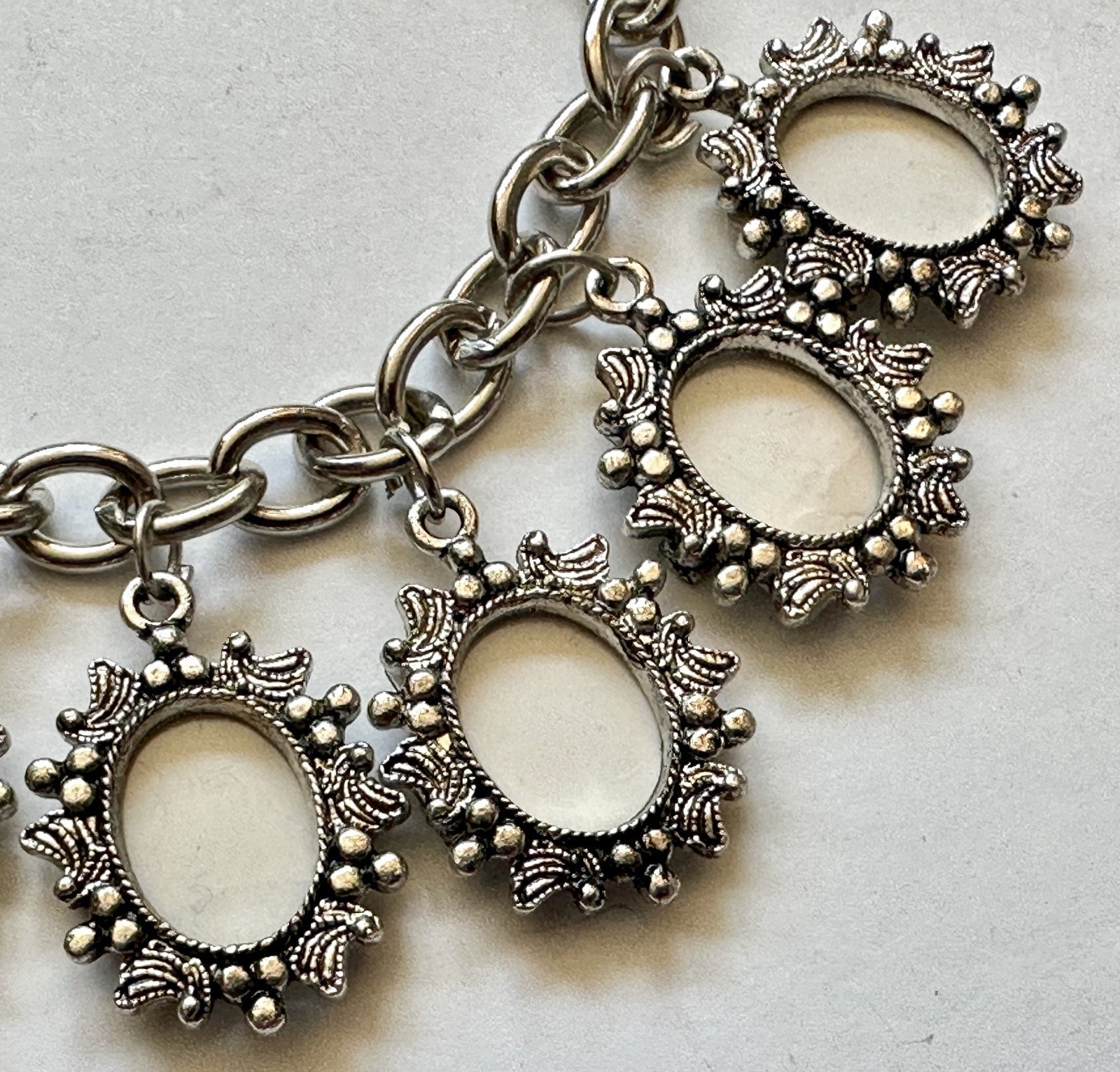 PHOTO PICTURE OVAL FRAME SILVER METAL 1″ CHARM 8 CHARM BRACELET 7 – 8″