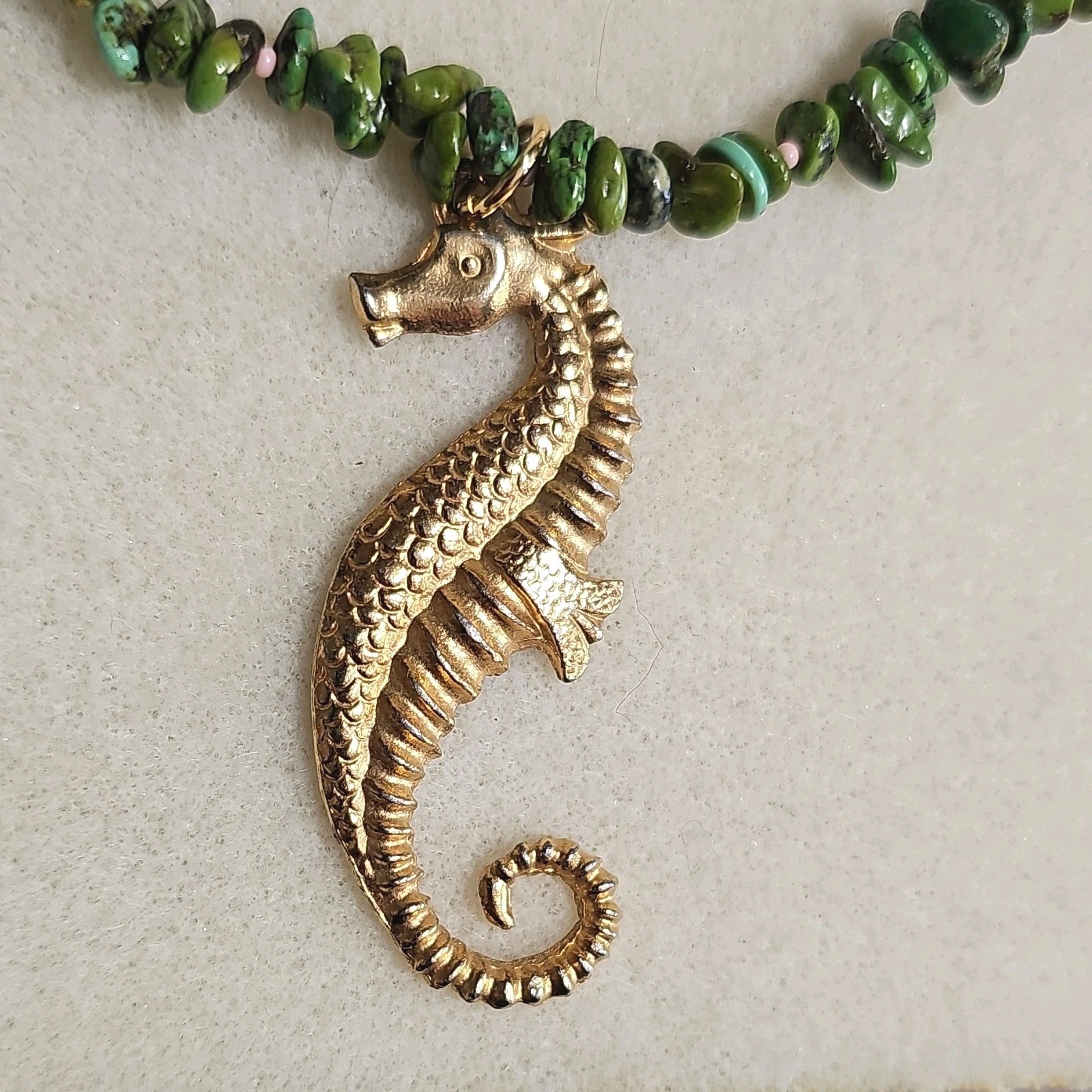 Green Turquoise Gemstone Necklace w Vtg Gold Tone Seahorse Pendant 18″ Lobster