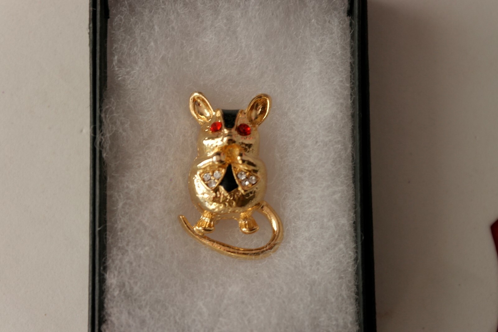 BEAUTIFUL FASHION BROOCH WITH MOUSE 11 GR 3.5 X 2 CM. WIDE IN GIFT BOX.