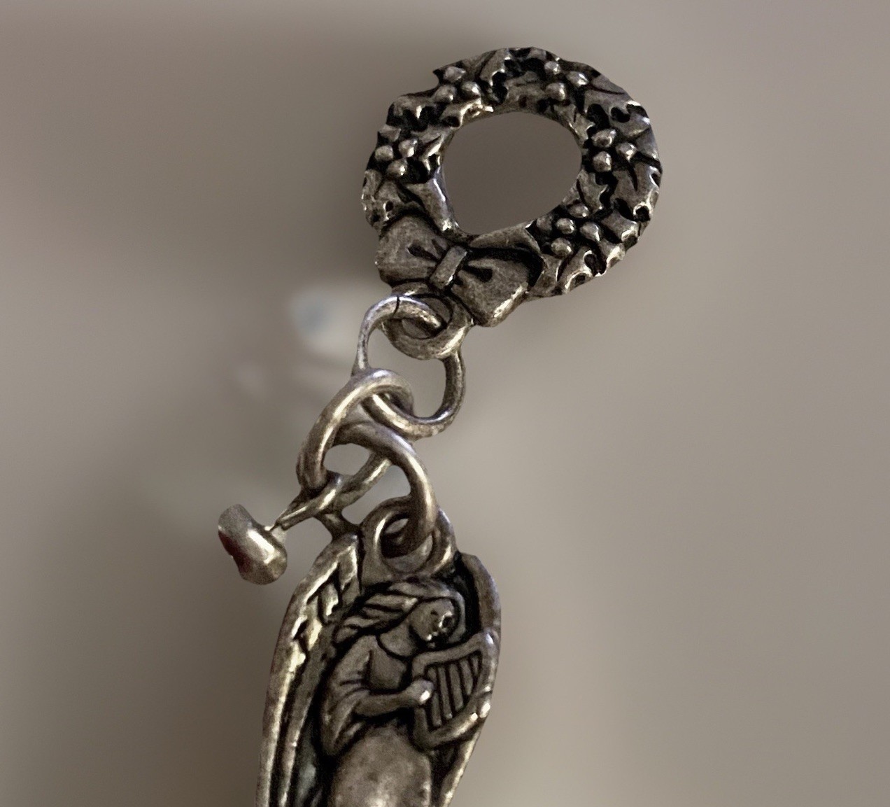 Christmas Bracelet w/Pewter Charms & Multicolor Glass Beads Silvertone 9”, 30g