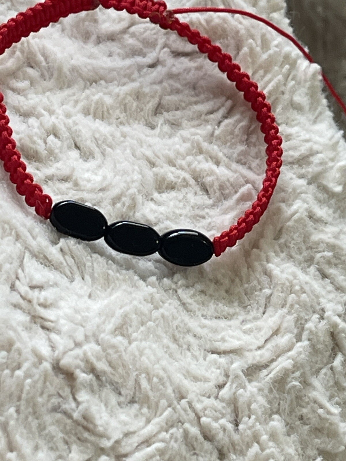 Pulsera Roja Triple Onyx Negras para la proteccion general de la vida